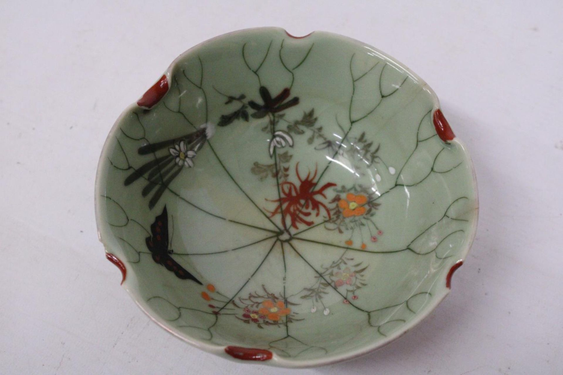 A CHINESE PORCELAIN GLAZED FOOTED BOWL WITH FLORAL DECORATION - Image 7 of 7