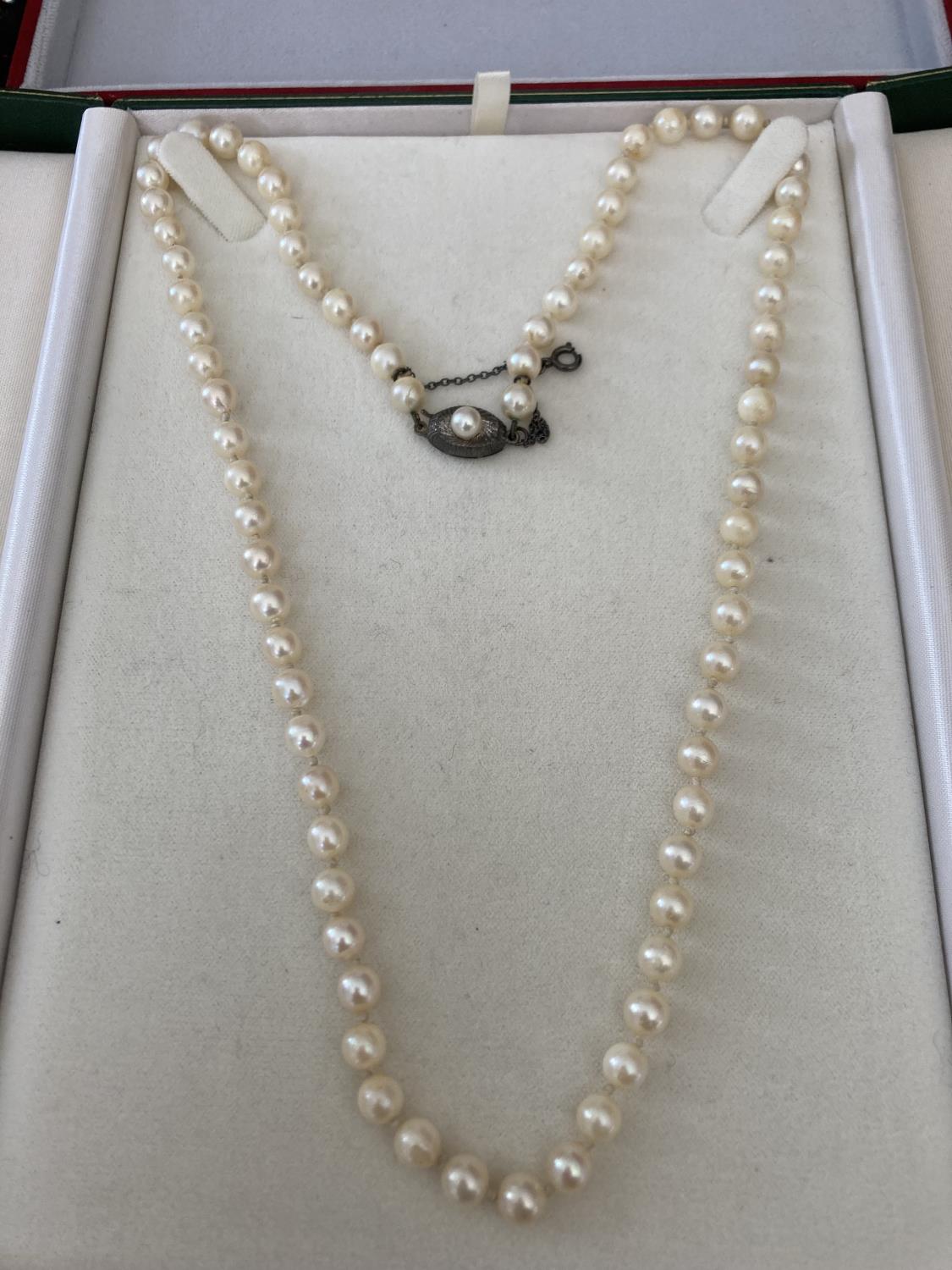 TWO BOXED STRINGS OF PEARLS ONE WITH A 9 CARAT GOLD CLASP AND ONE WITH A SILVER CLASP - Image 4 of 10