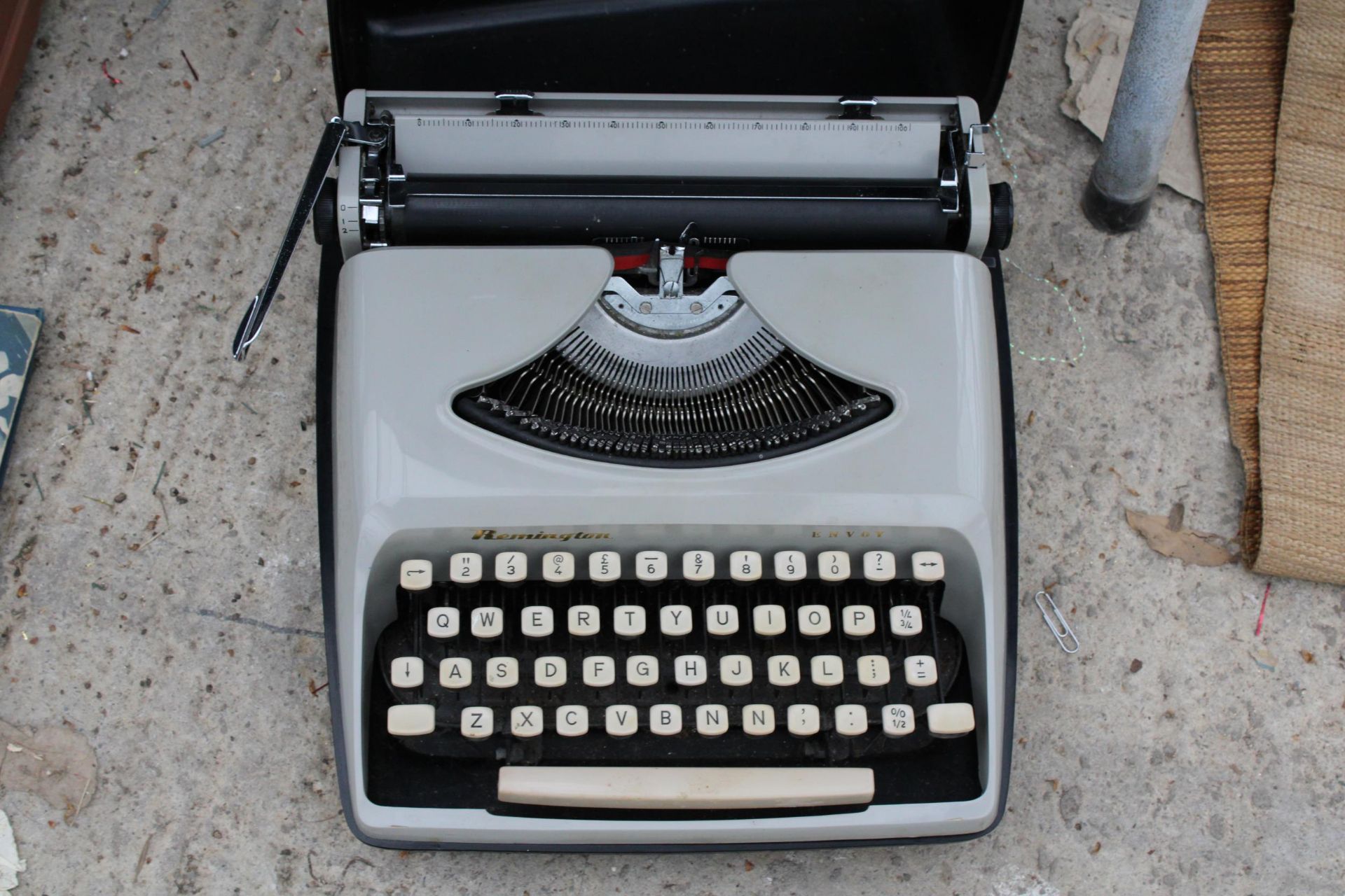 A VINTAGE REMMINGTON TYPEWRITER WITH CARRY CASE - Image 2 of 3
