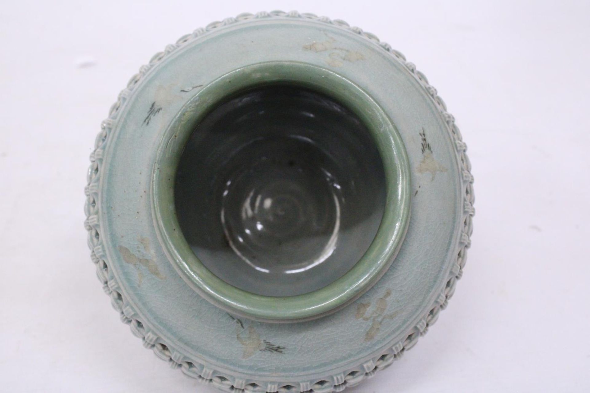 A MID 20TH CENTURY CHINESE KOREAN EXPORT RETICULATED POT / VASE, SIGNED, HEIGHT 15 CM - Bild 6 aus 6