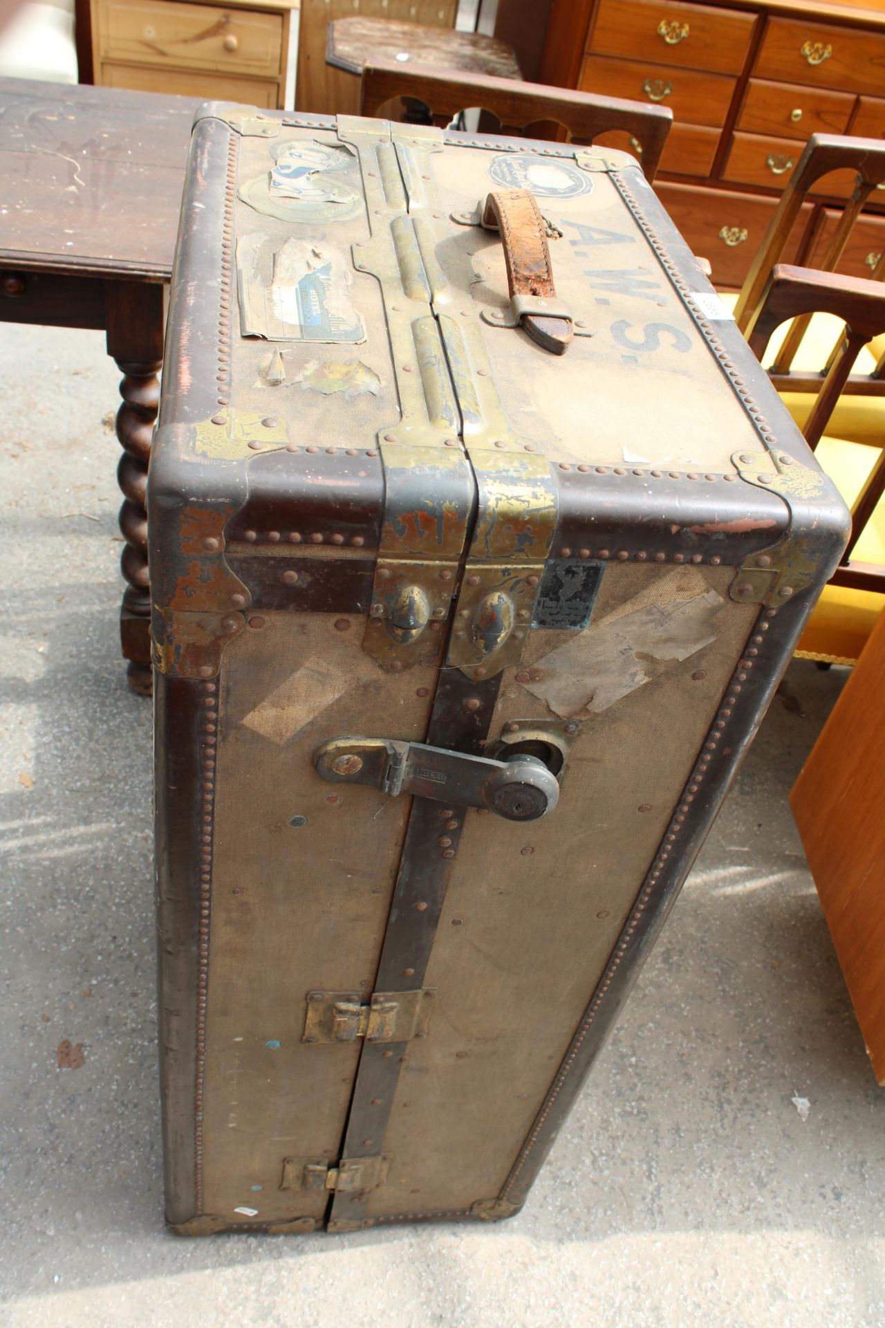 AN EARLY 20TH CENTURY ANTLER LUGGAGE TRAVEL WARDROBE STEAMER TRUNK BEARING VARIOUS TRAVEL LABELS - Image 13 of 16