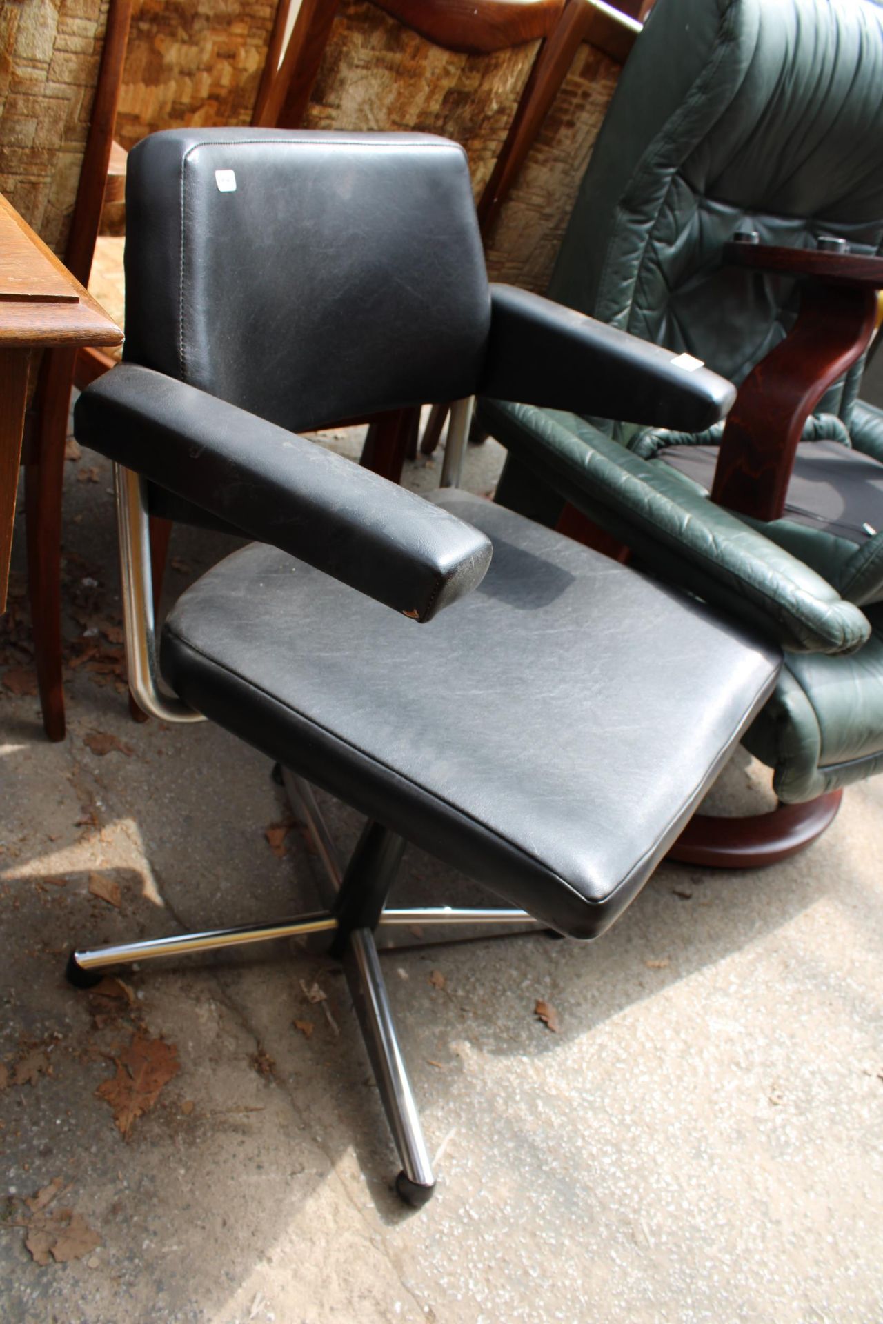 A MODERN BLACK FAUX LEATHER SWIVEL DESK CHAIR ON METAL FRAME - Image 2 of 2