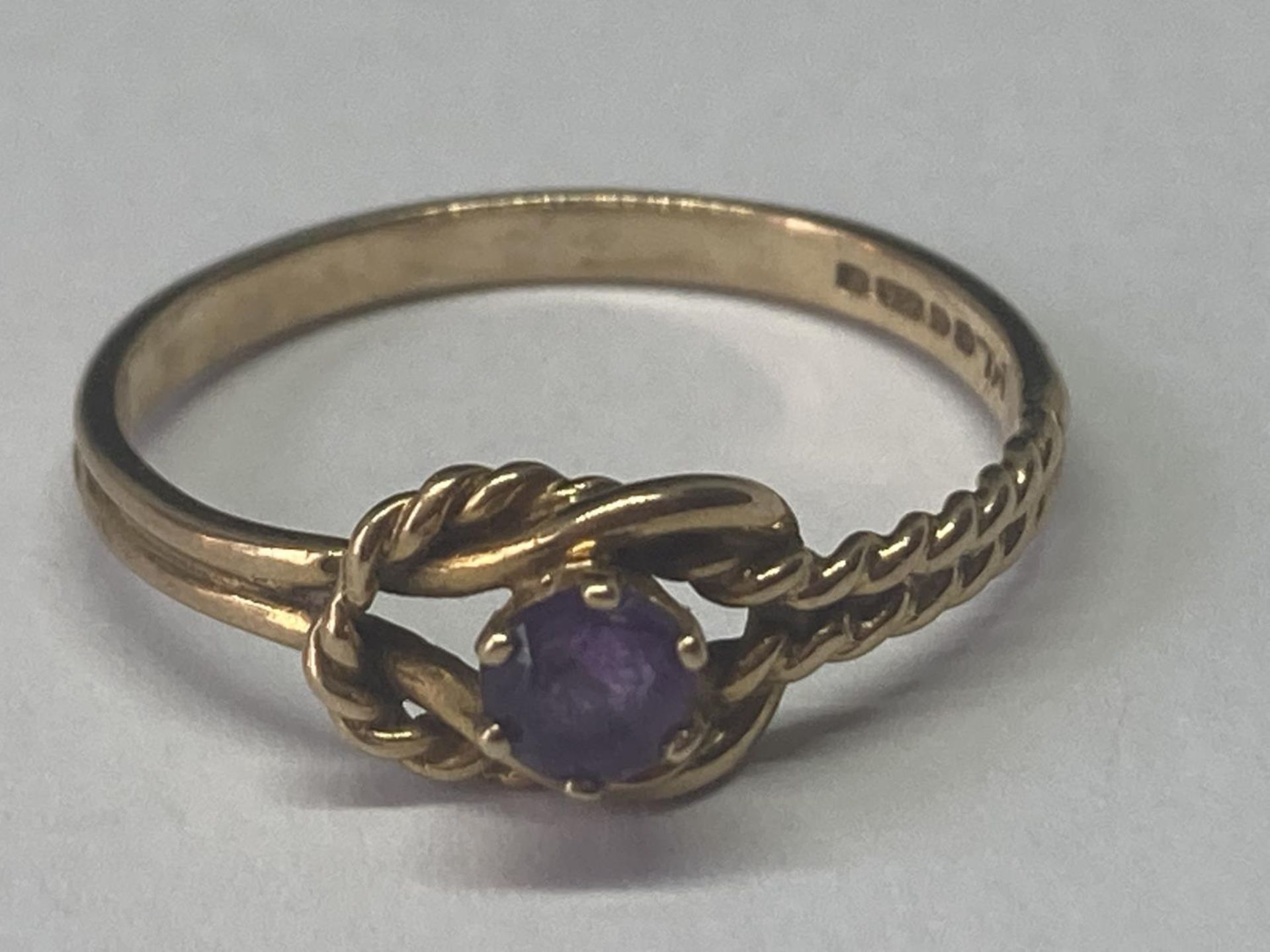 A 9 CARAT GOLD RING WITH AMETHYST STONE SIZE O/P