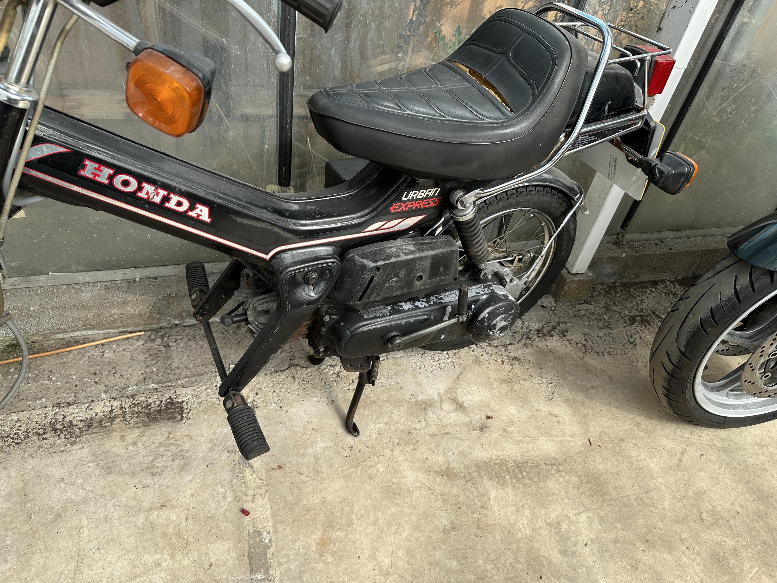 A 1982 HONDA URBAN EXPRESS 50CC MOPED, KICK START, AUTOMATIC, COMPLETE WITH V5C, MADE FOR THE USA - Image 5 of 10