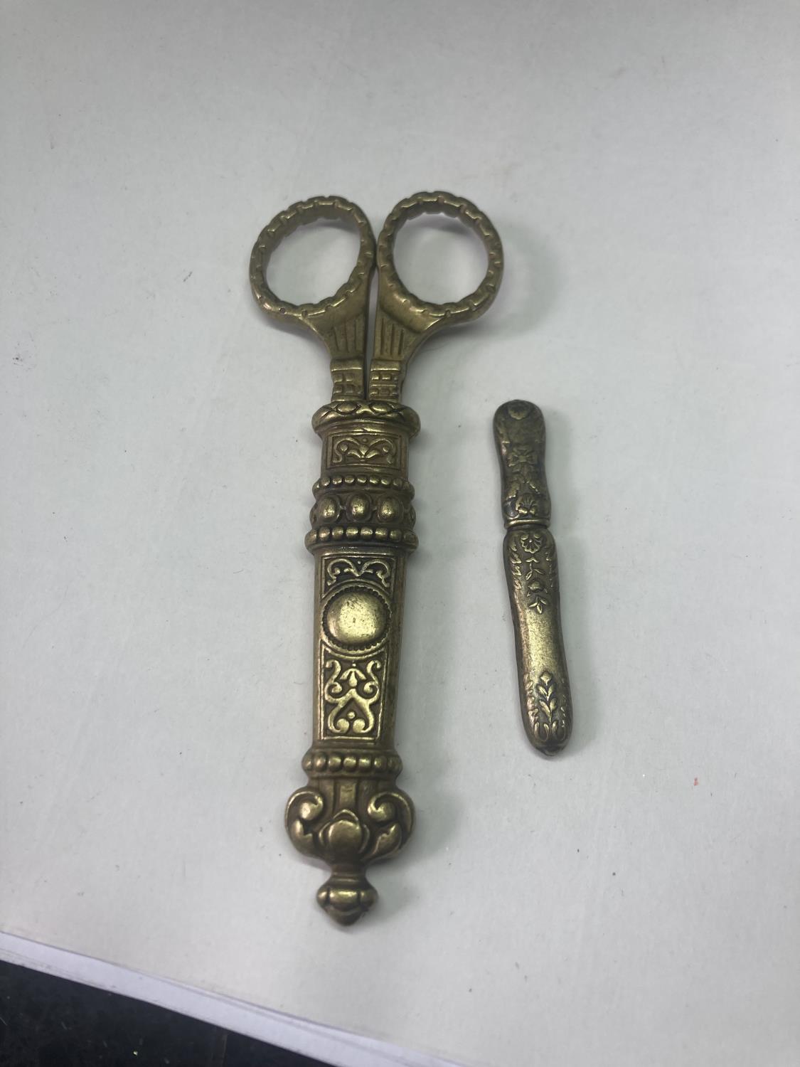 A PAIR OF DECORATIVE BRASS DRESS MAKING SCISSORS AND A NEEDLE CASE - Image 7 of 8