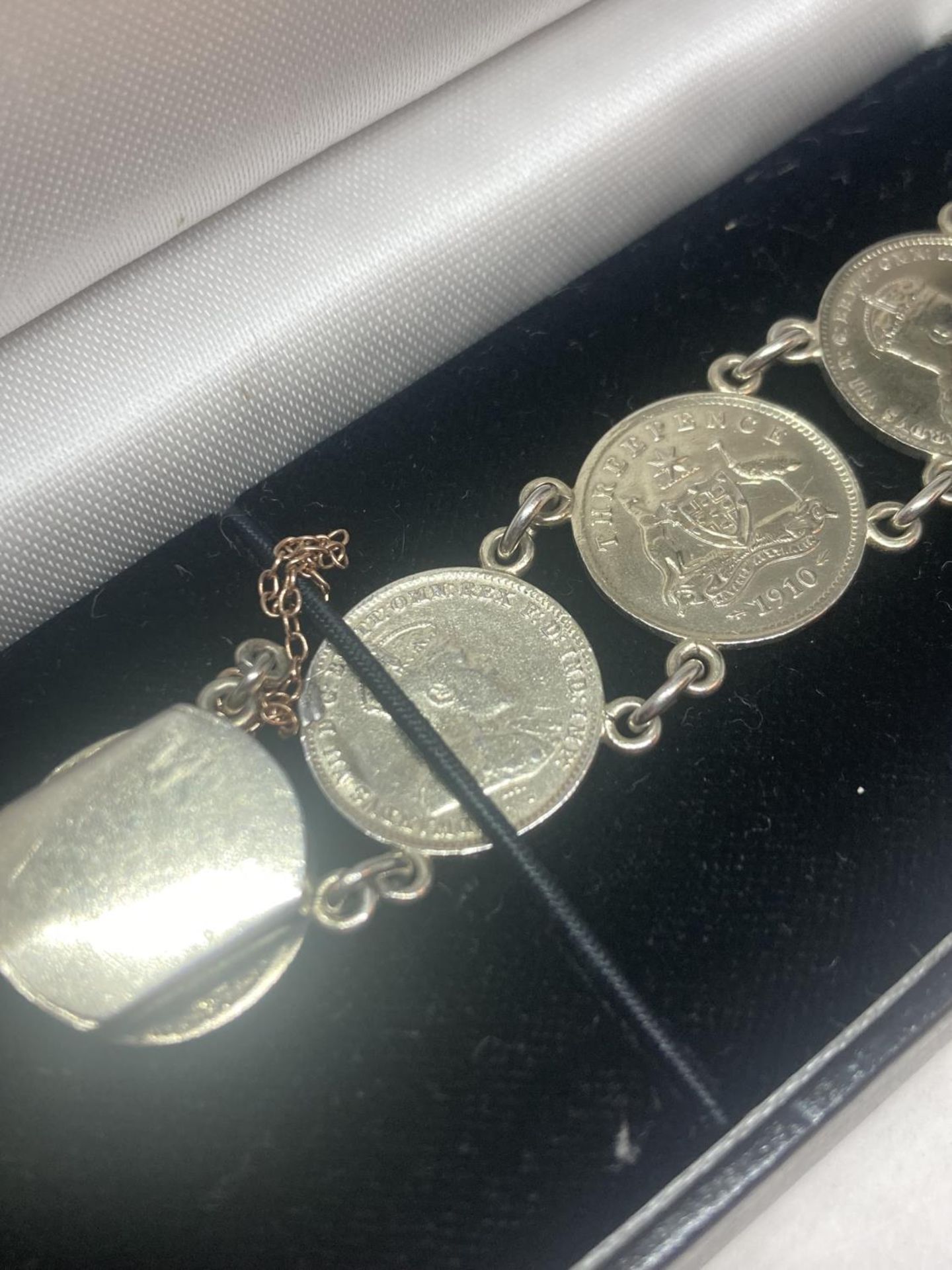 A THREE PENCE SILVER COIN BRACELET IN A PRESENTATION BOX - Image 4 of 8