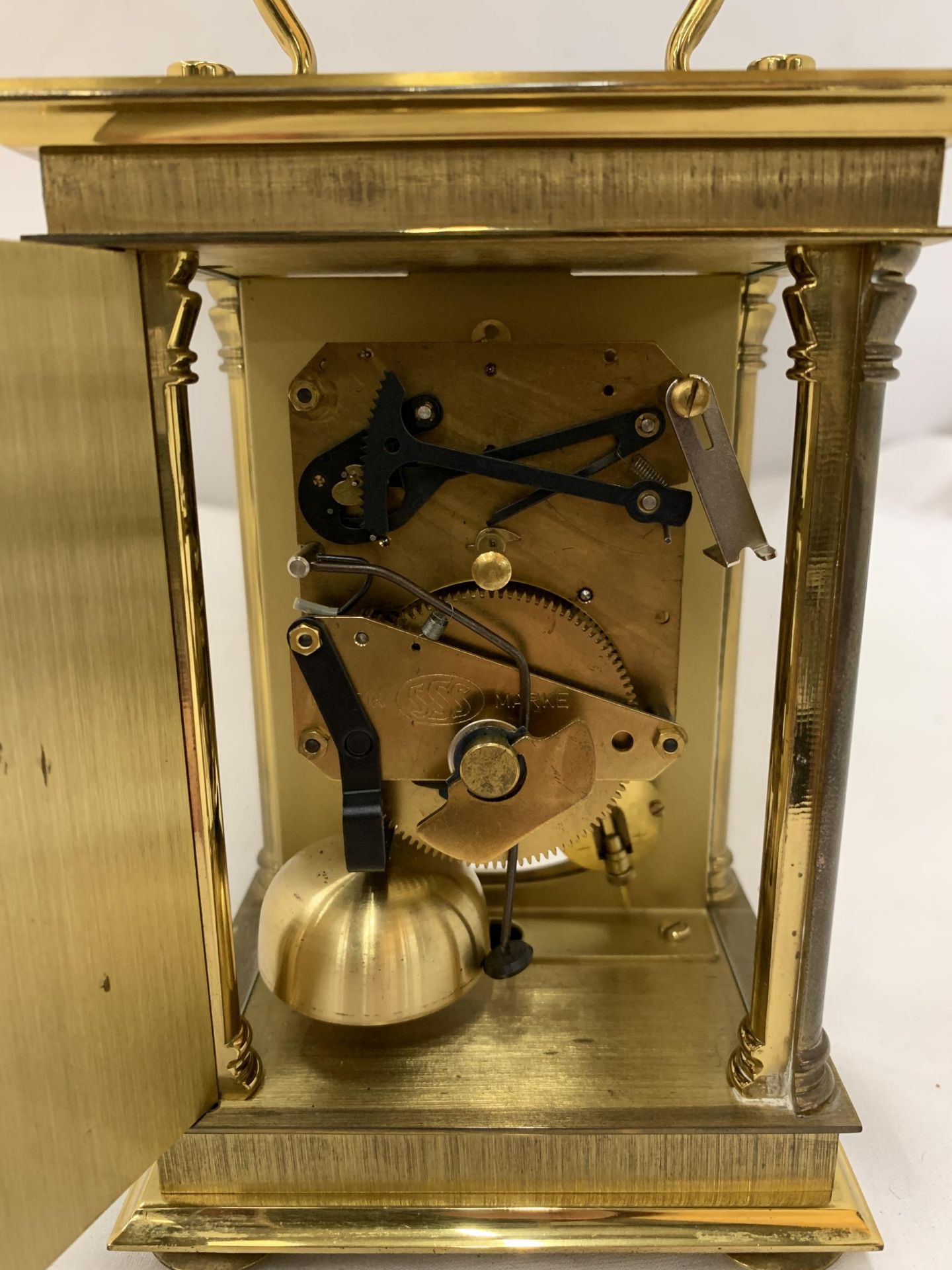 AN 'ANSTEY WILSON' MECHANICAL CARRIAGE CLOCK, WITH PRESENTATION PLAQUE TO THE BACK - Image 6 of 8