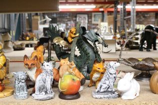 A COLLECTION OF THIRTEEN ANIMAL FIGURES TO INCLUDE FOXES, A METAL DRAGON, CATS, ETC - SOME A/F