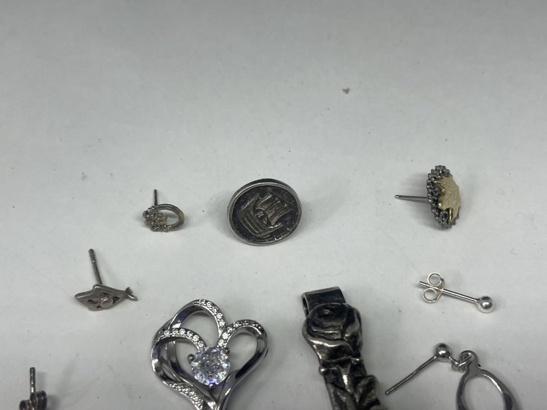 A QUANTITY OF SCRAP SILVER ITEMS - Image 2 of 3