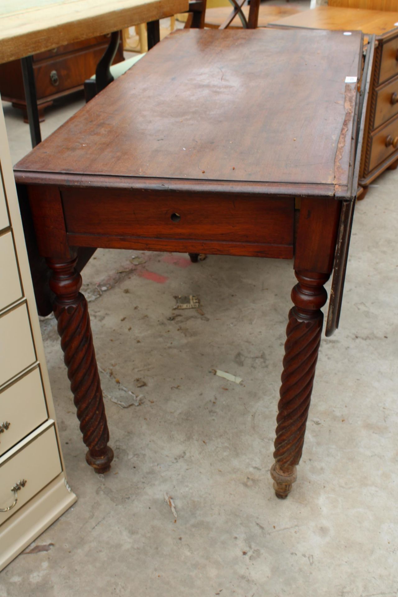 A VICTORIAN SATINWOOD PEMBROKE TABLE - Image 2 of 2