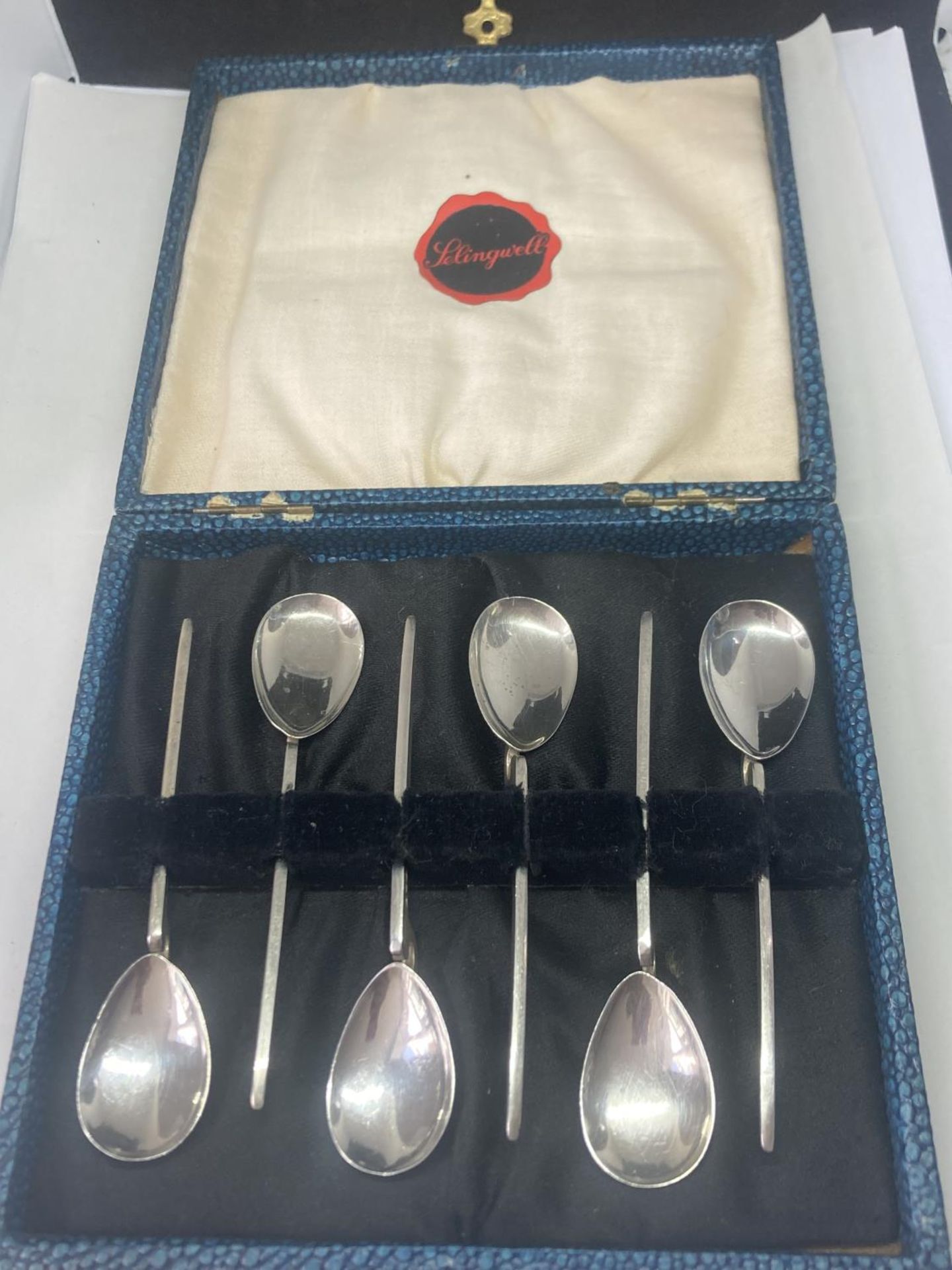 A SET OF SIX SILVER HALLMARKED SHEFFIELD TEASPOONS IN A PRESENTATION BOX - Image 2 of 6