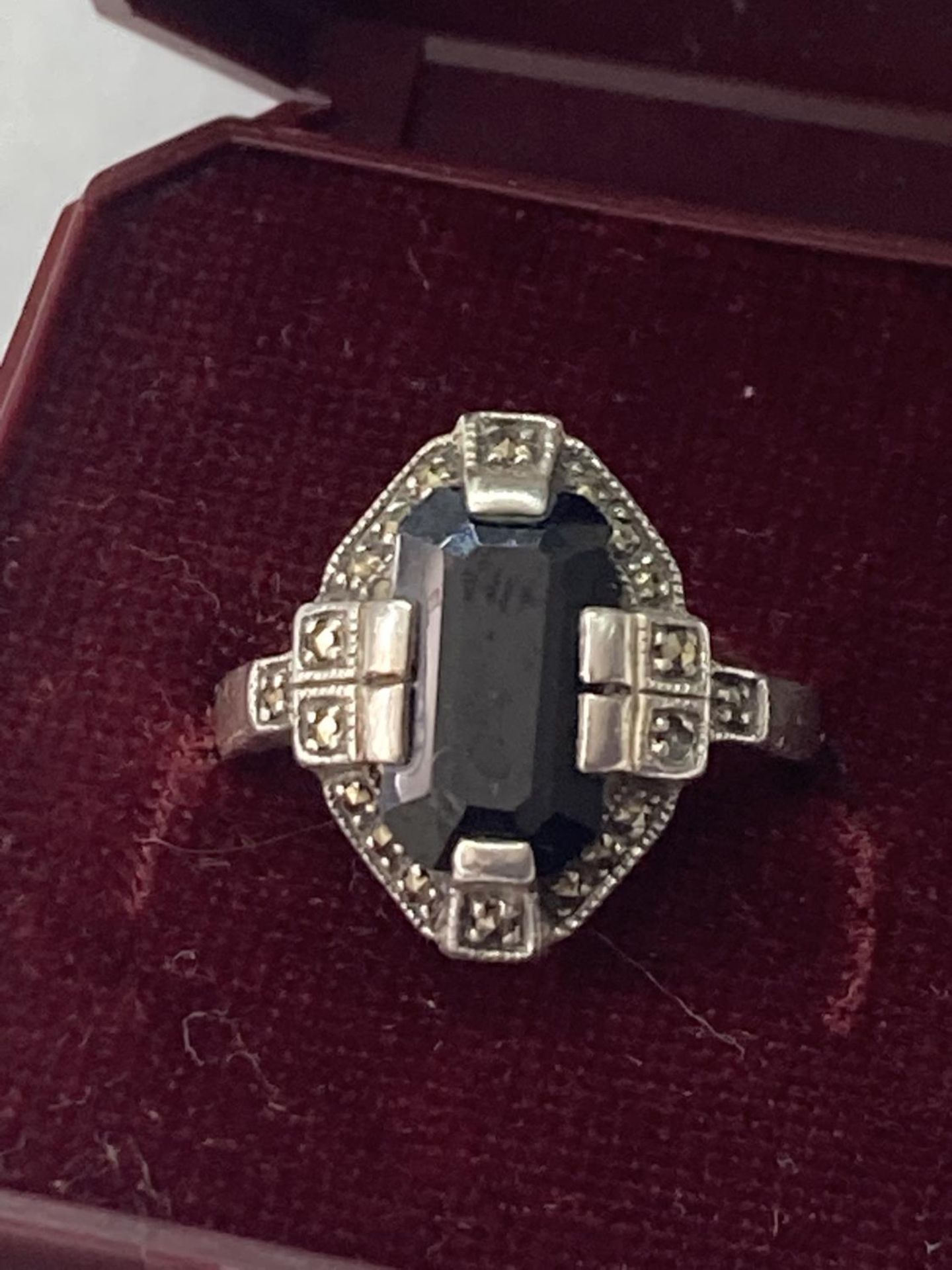 A SILVER AND MARCASITE ART DECO STYLE RING SIZE P IN A PRESENTATION BOX - Image 2 of 8