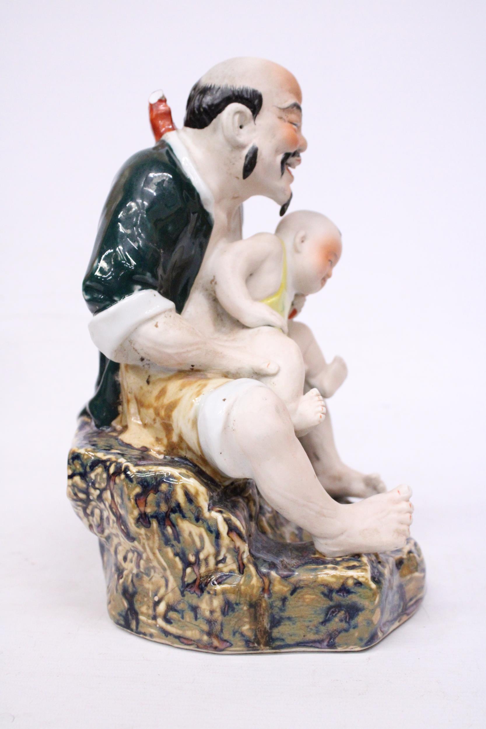 A CHINESE PORCELAIN MAN WITH BABY - Image 5 of 6