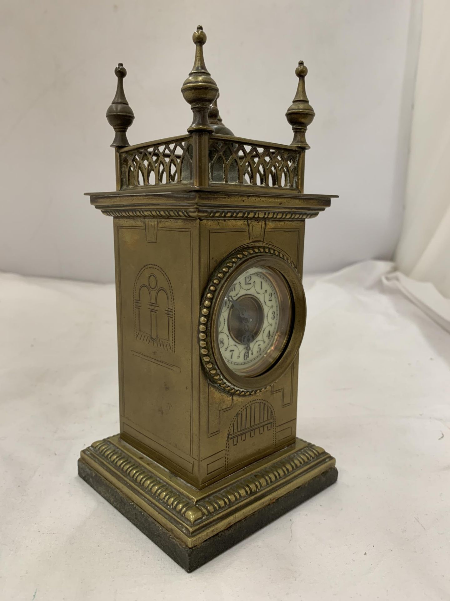 A VINTAGE BRASS MANTEL CLOCK ON A MARBLE BASE, WITH FOUR SPIRES TO THE TOP. WORKING WHEN - Bild 3 aus 9