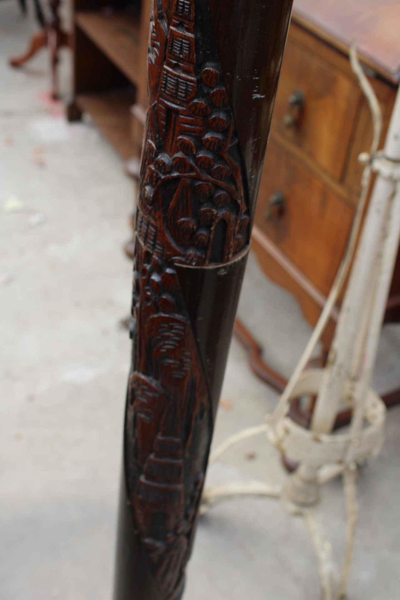 A MODERN HARDWOOD STANDARD LAMP WITH ORIENTAL STYLE CARVINGS - Image 4 of 5