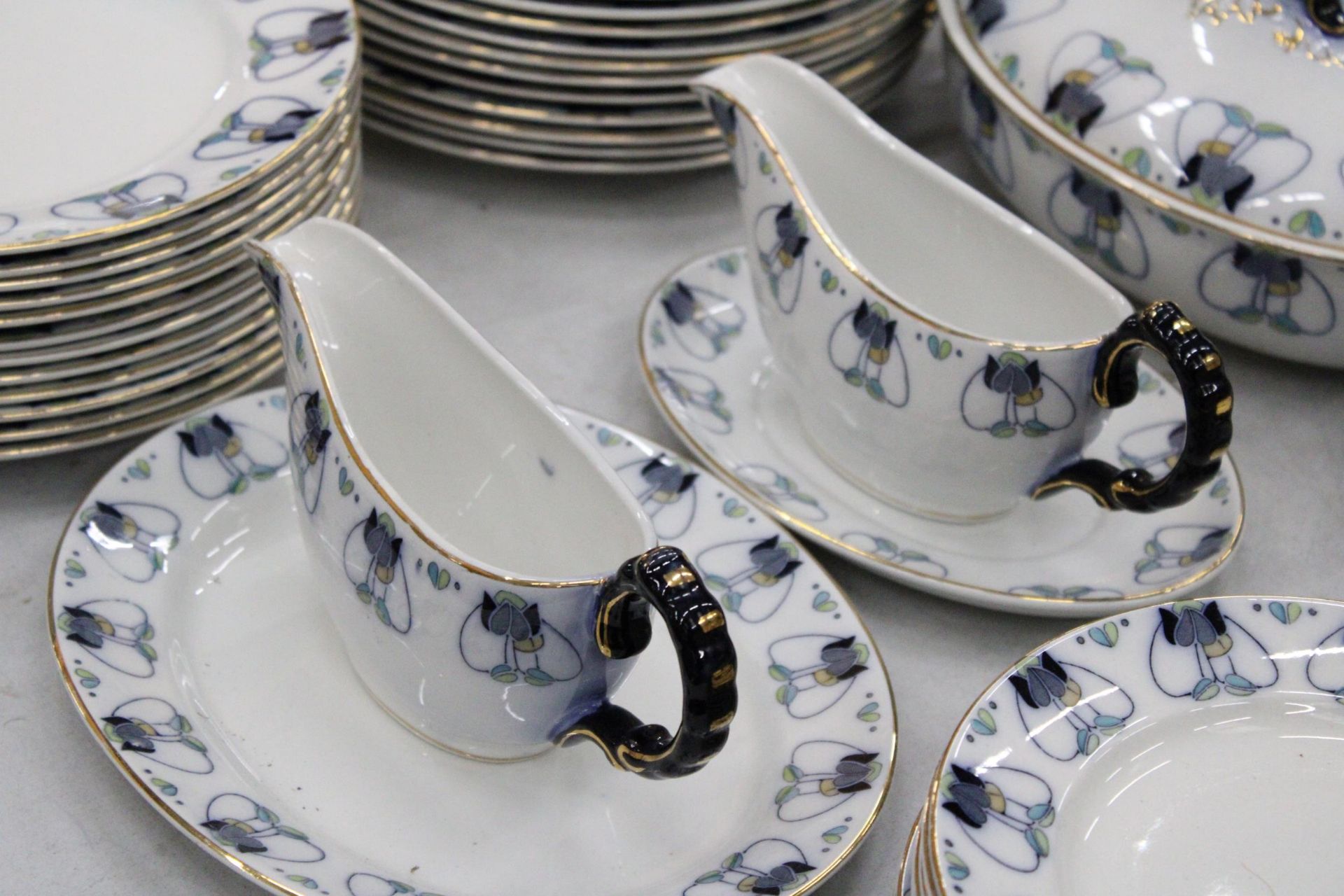A LOSOL WARE 'TULIP' PART DINNER SERVICE TO INCLUDE, VARIOUS SIZES OF PLATES, LIDDED SERVING - Image 3 of 6
