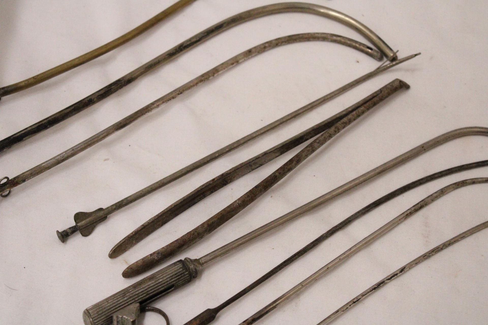 NINE VINTAGE VETERINARY INSTRUMENTS - Image 3 of 5