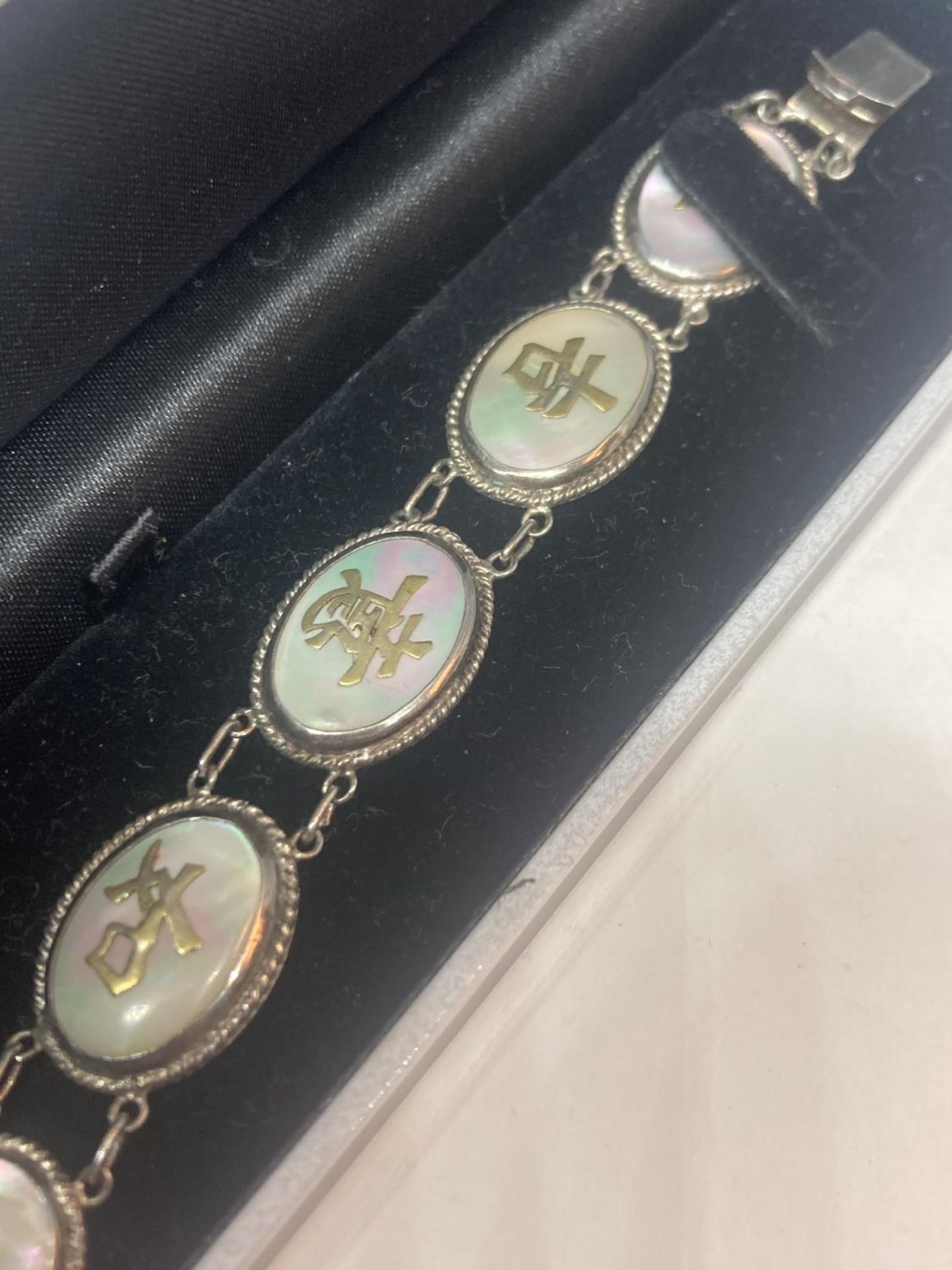 AN ORIENTAL SILVER AND MOTHER OF PEARL CHARACTER LINK BRACELET IN A PRESENTATION BOX - Image 6 of 10