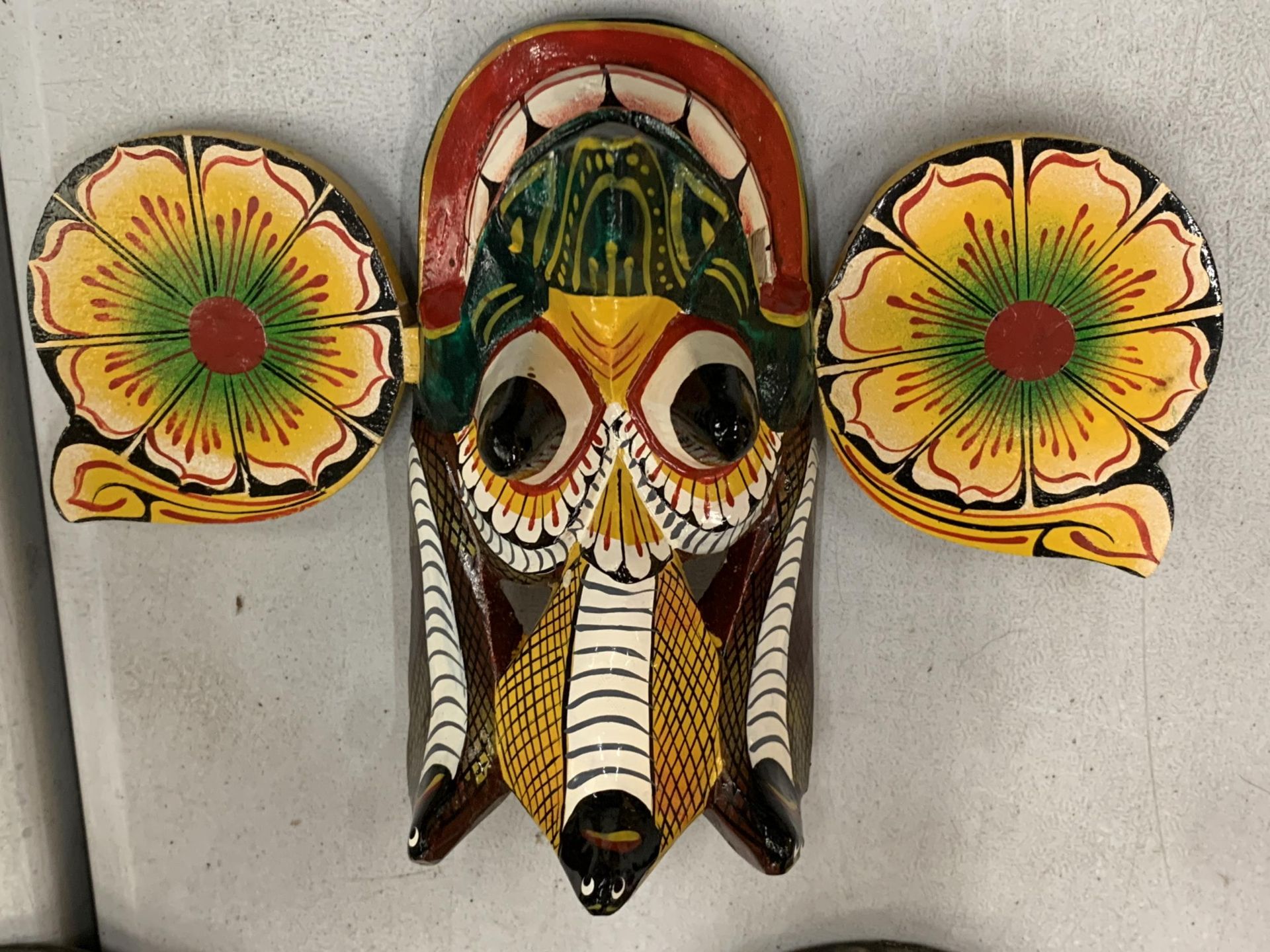 A COLLECTION OF TRIBAL MASKS - Image 5 of 5