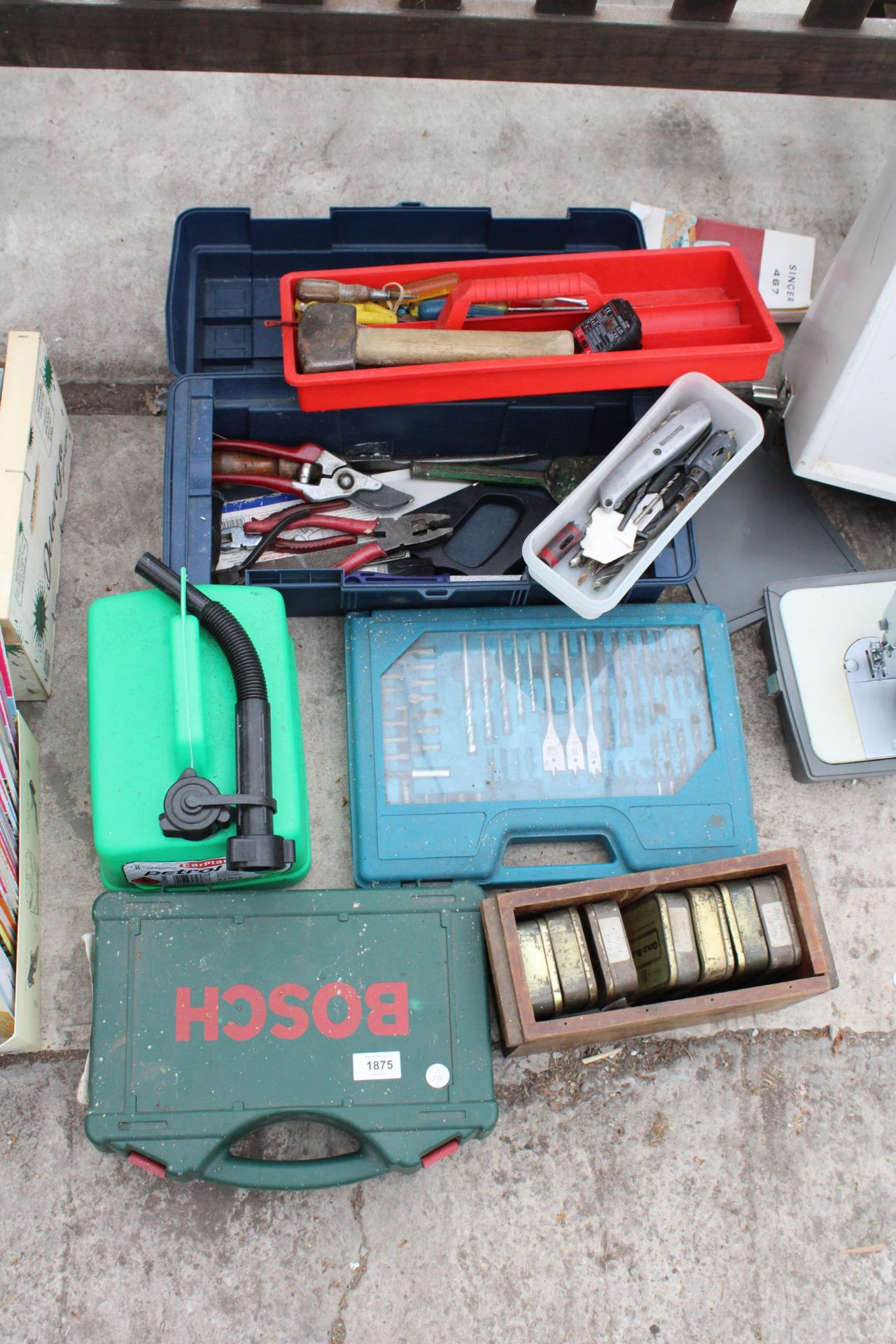AN ASSORTMENT OF TOOLS TO INCLUDE A BOSCH DRILL, A DRILL BIT SET AND A TOOL BOX WITH AN ASSORTMENT - Image 2 of 4