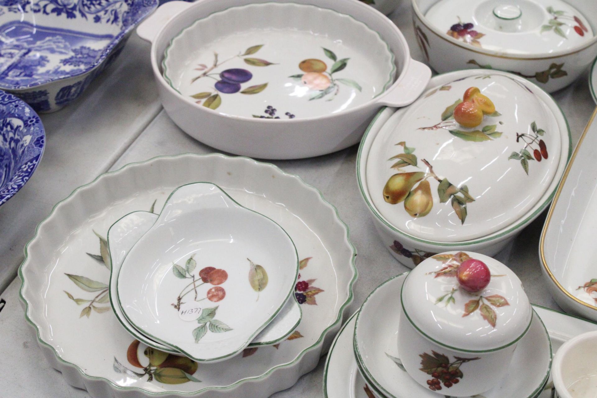A QUANTITY OF ROYAL WORCESTER WARE TO INCLUDE PLATES, DISHES, PRESERVES JAR ETC - Bild 5 aus 7