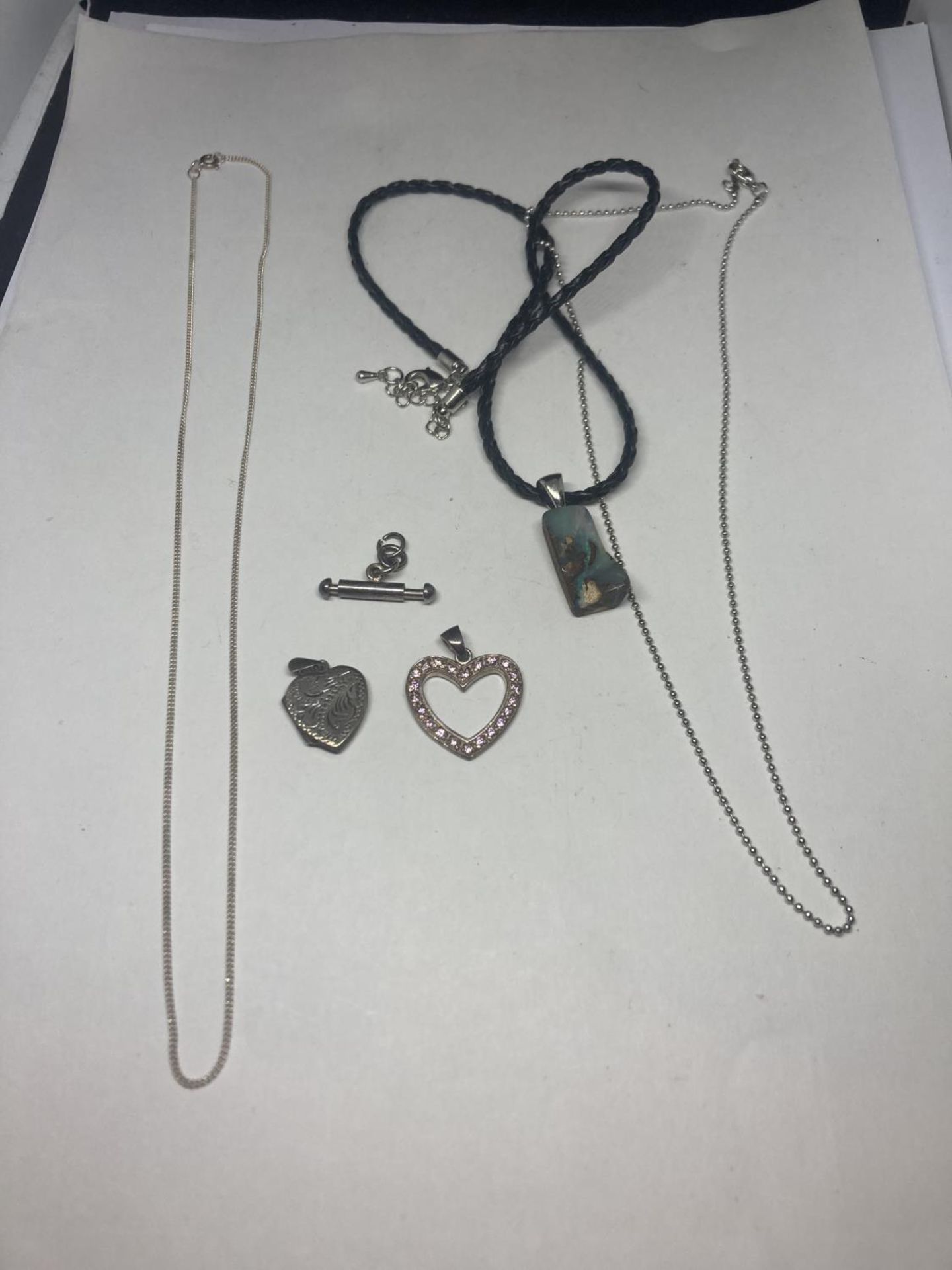 A COLLECTION OF MARKED SILVER JEWELLERY TO INCLUDE PENDANTS AND NECKLACES - Image 2 of 8