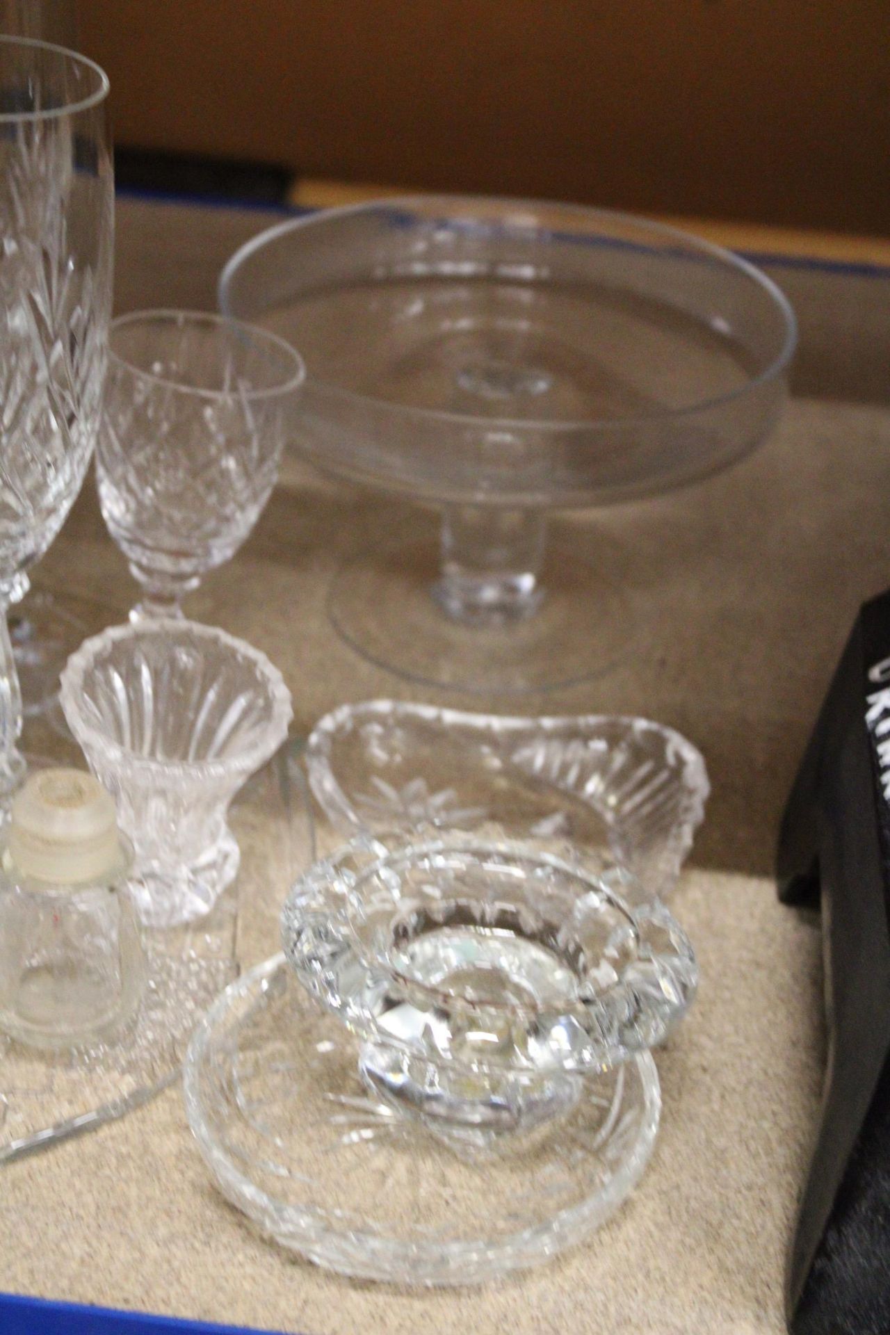 A LARGE QUANTITY OF GLASSWARE TO INCLUDE WINE GLASSES, VINEGAR BOTTLE WITH STOPPER, CHEESEBOARD, - Image 4 of 6