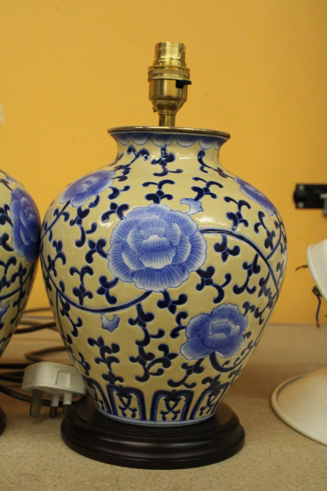 A PAIR OF ORIENTAL STYLE TABLE LAMPS - Image 2 of 4