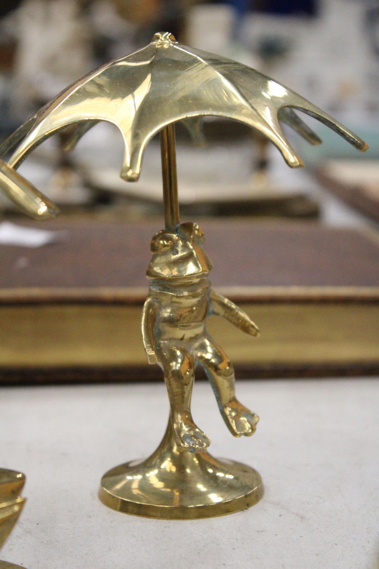 A MIXED LOT OF ANIMAL ORNAMENT BRASSWARE TO INCLUDE FROGS, DUCKS AND OWL - Image 5 of 7