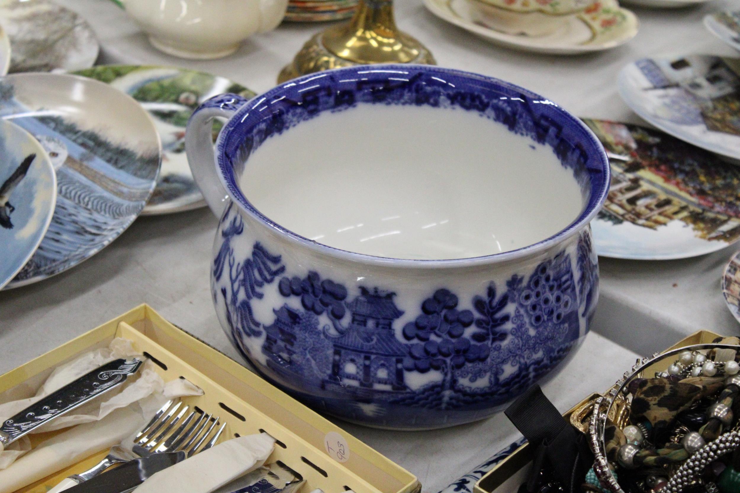 A MIXED LOT OF BLUE AND WHITE WARE TO INCLUDE A CERMANIC BED CHAMBER AND CABINET PLATE PLUS A - Image 6 of 6