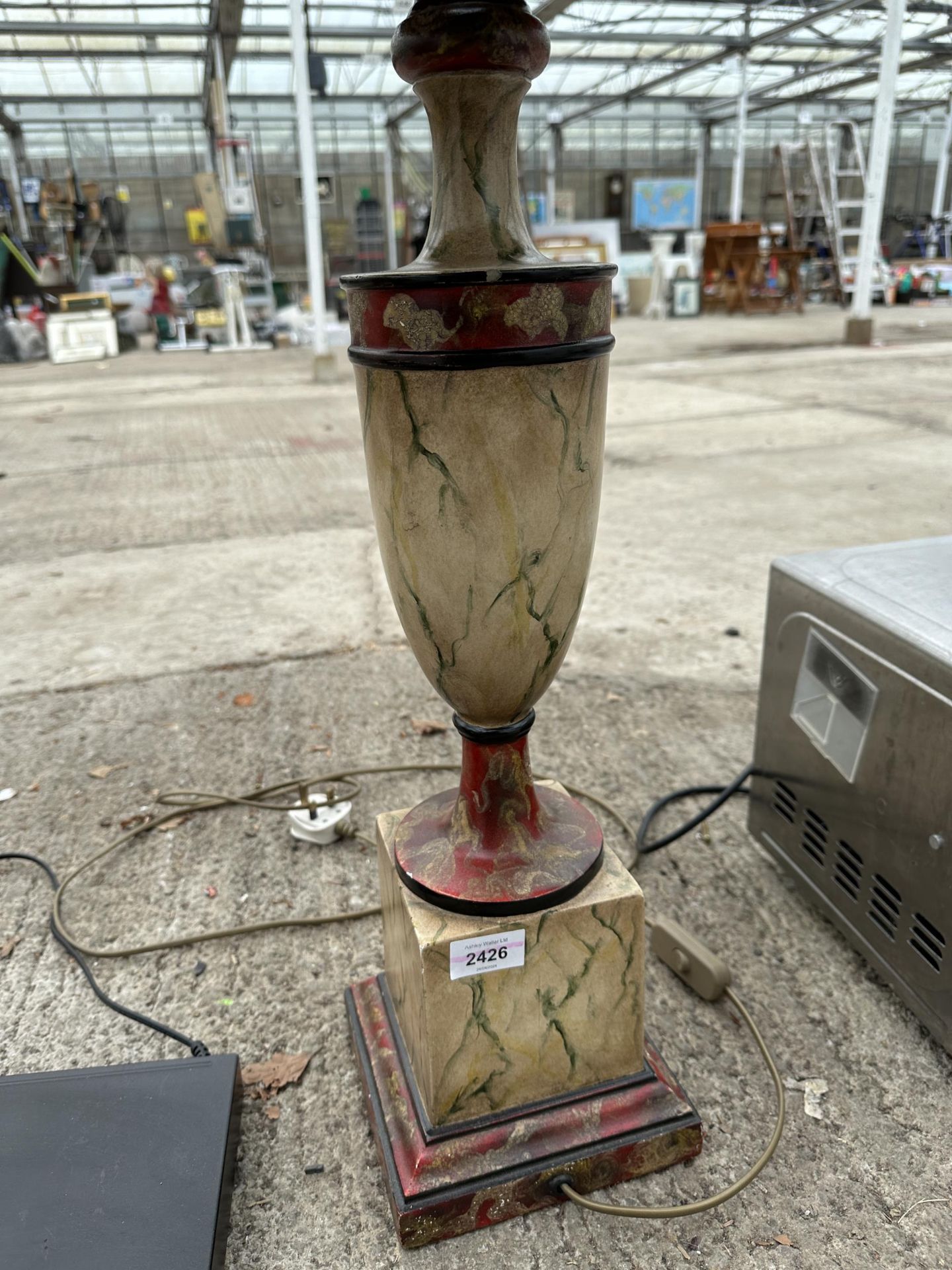 A LARGE ORNATE AND DECORATIVE TABLE LAMP WITH SHADE - Image 2 of 2
