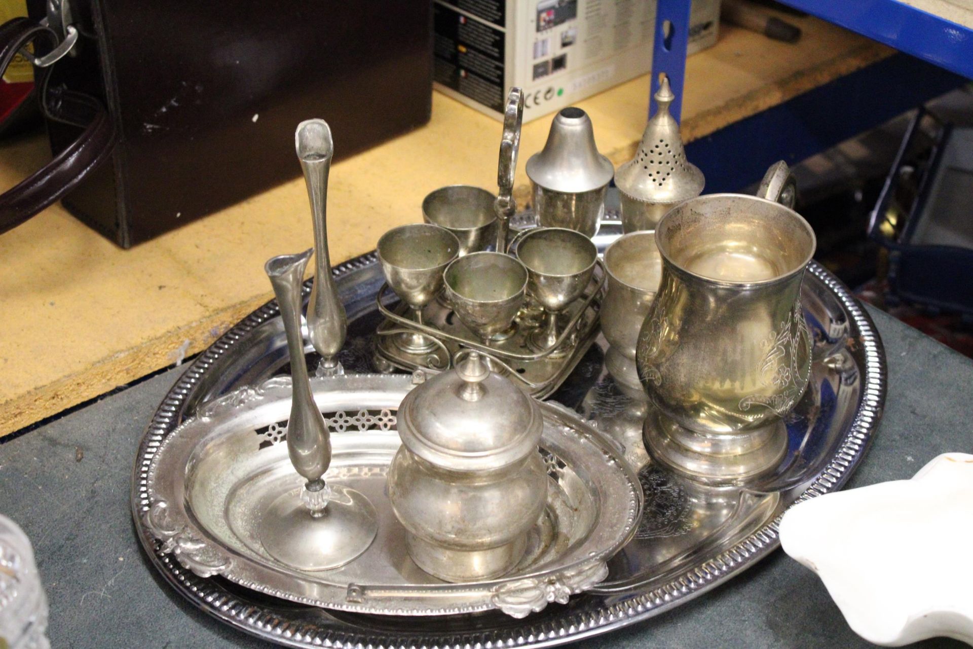 A QUANTITY OF SILVER PLATED ITEMS TO INCLUDE, A LARGE TRAY, BUD VASES, A TANKARD, PRESERVE POT, - Image 5 of 5