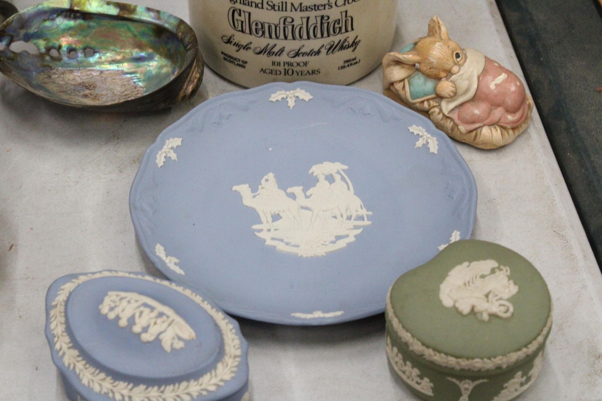 A MIXED LOT TO INCLUDE A STONEWARE GLENFIDDICH FLAGON, THREE PIECES OF WEDGWOOD JASPERWARE, AN - Image 3 of 5