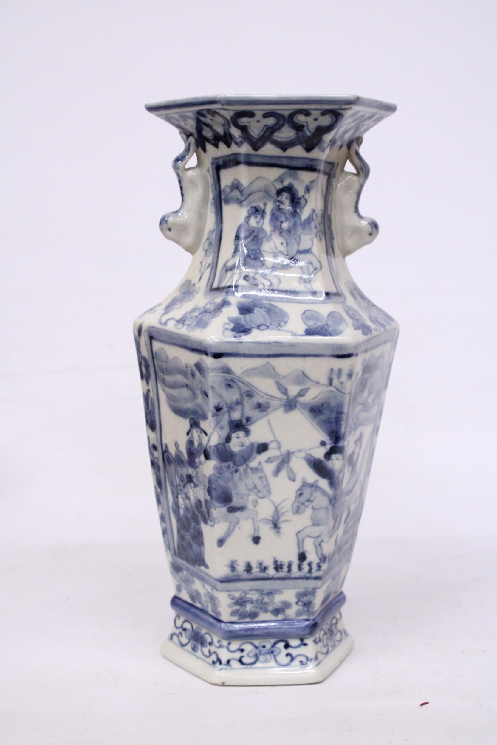 A CHINESE BLUE AND WHITE HAND PAINTED VASE - Image 4 of 5