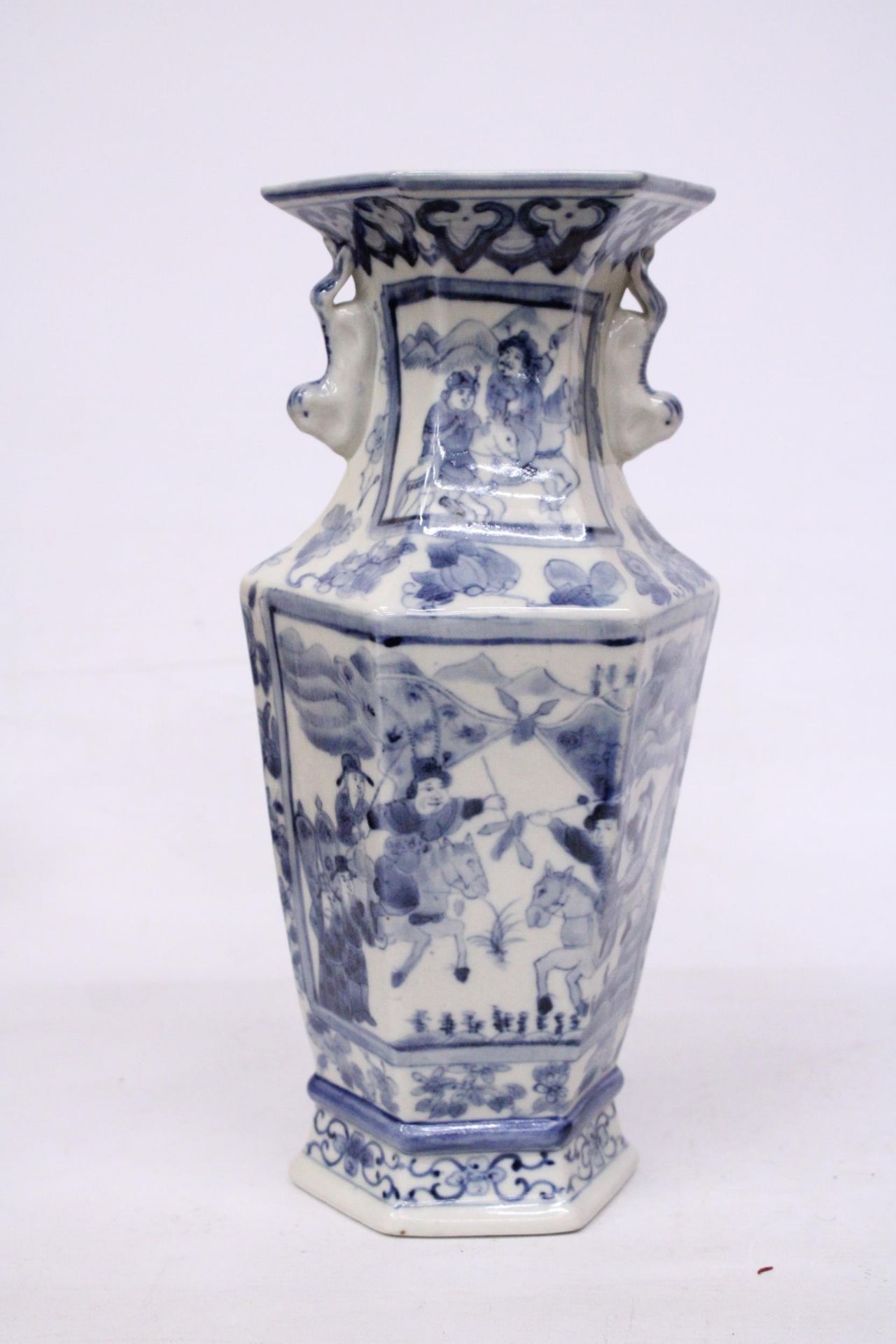 A CHINESE BLUE AND WHITE HAND PAINTED VASE - Bild 4 aus 5