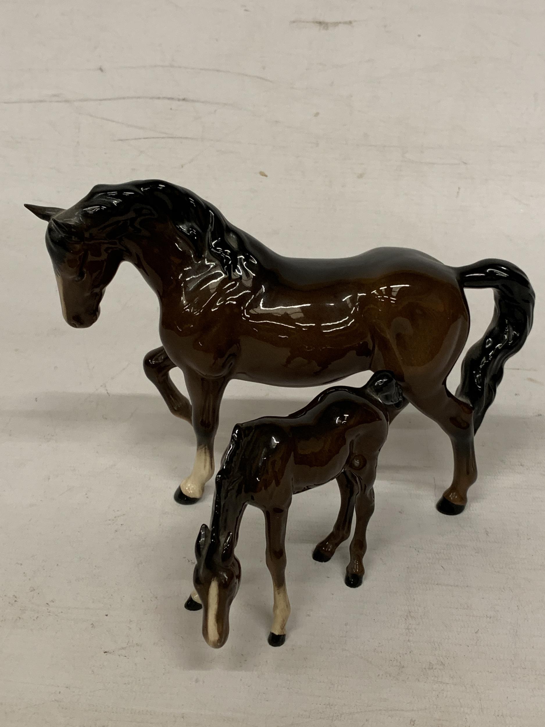 A ROYAL DOULTON CHESTNUT HORSE FIGURE WITH FOAL