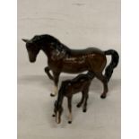 A ROYAL DOULTON CHESTNUT HORSE FIGURE WITH FOAL