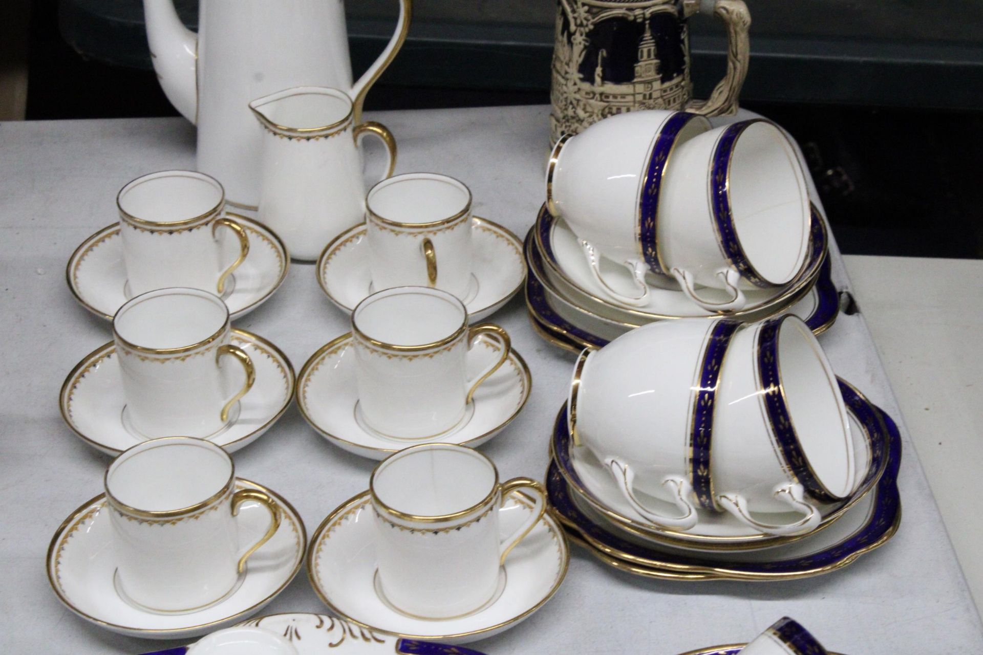 A QUANTITY OF TEAWARE TO INCLUDE PALLADIN CHINA CUPS, SAUCERS, SIDE PLATES AND A CAKE PLATE, PLUS AN - Image 3 of 6