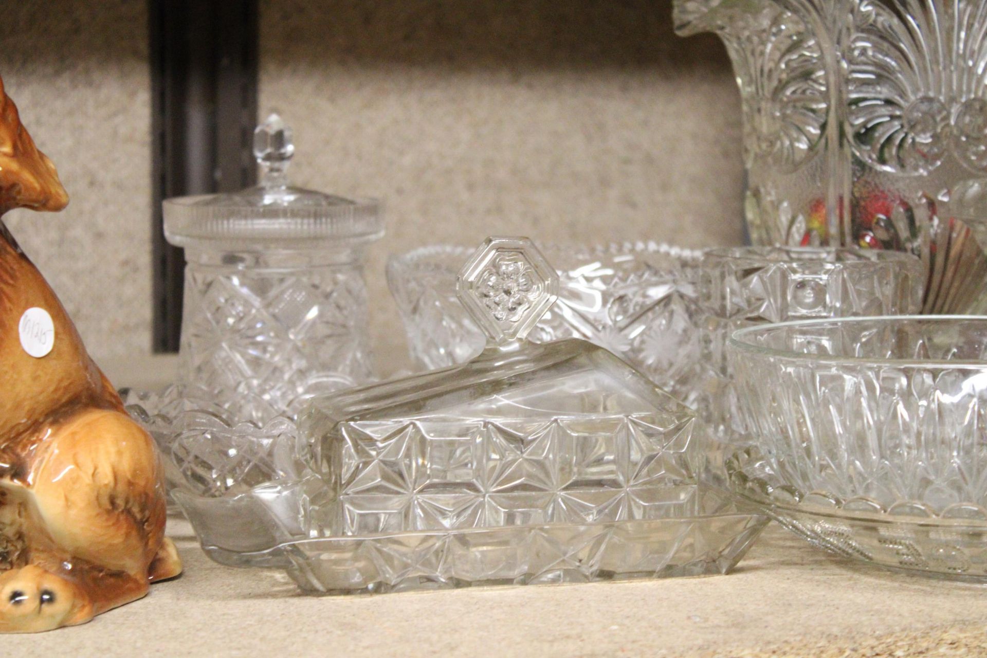 A QUANTITY OF GLASSWARE TO INCLUDE A LARGE VASE, BOWLS, FOOTED BOWLS, A CHEESE DISH, ETC - Image 4 of 4
