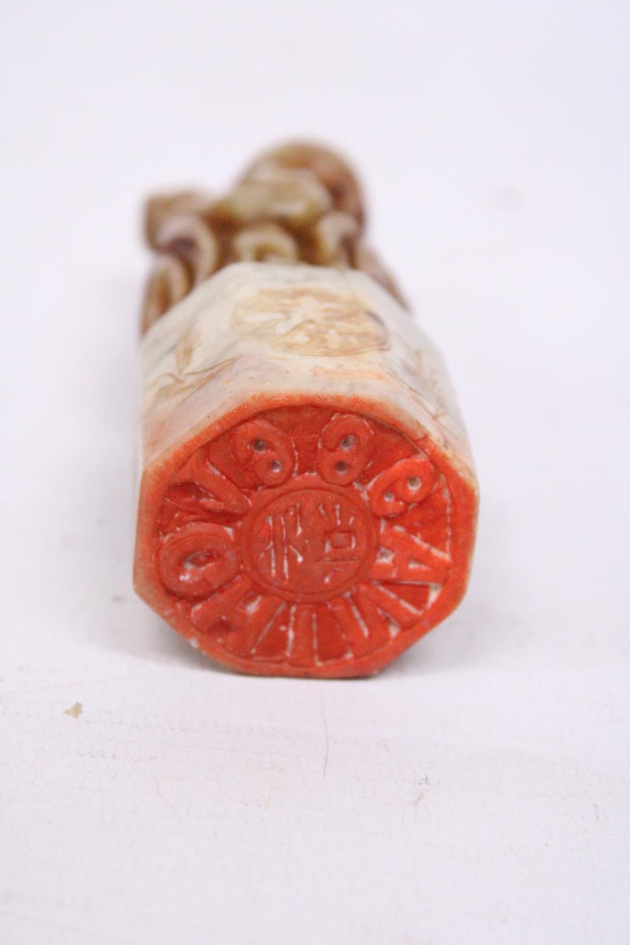 A CHINESE SHOU LAO TAO IMMORTAL CARVED SOAPSTONE SEAL TOGETHER WITH TWO FURTHER CARVINGS - Image 5 of 5