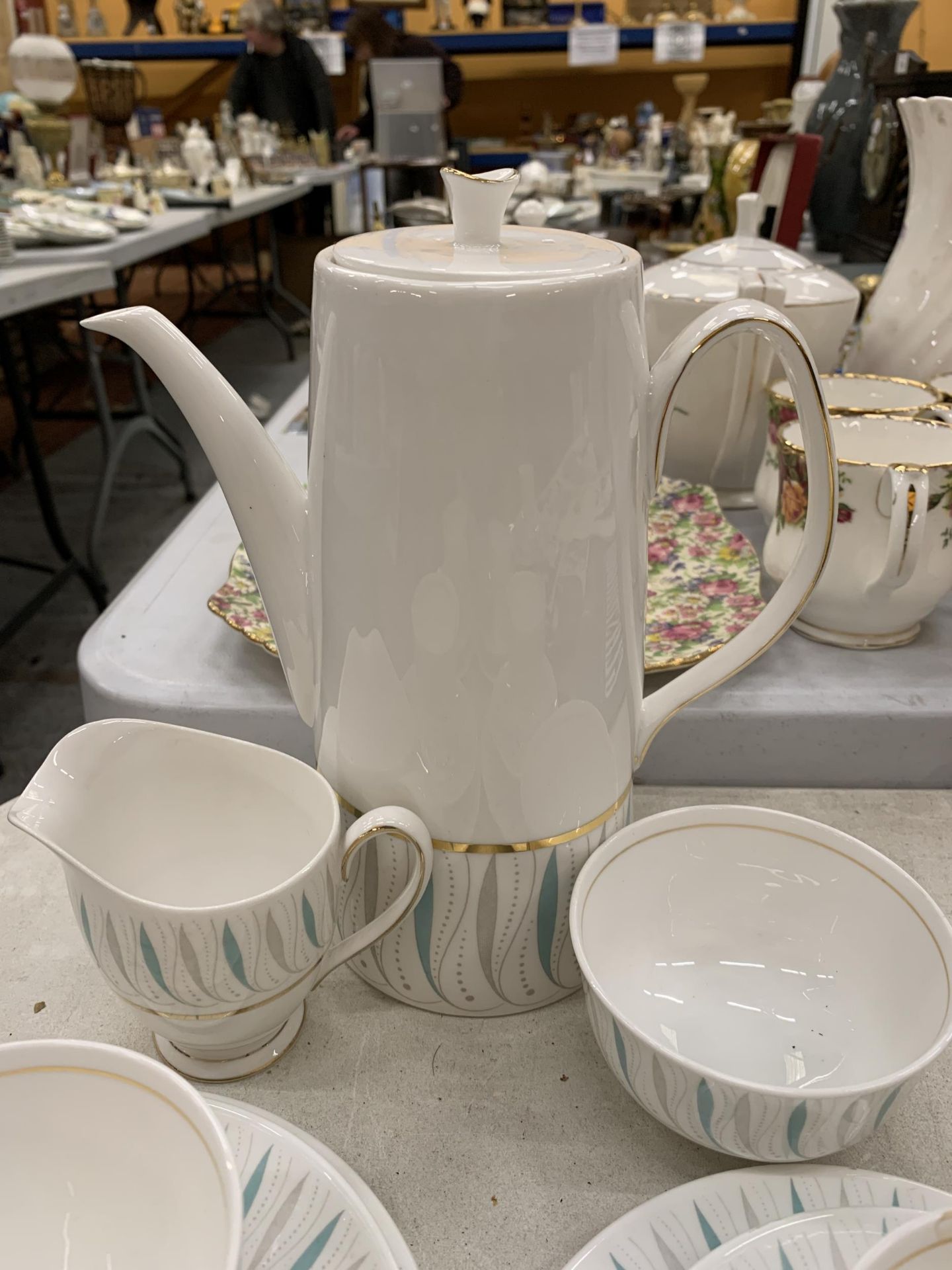 A BONE CHINA QUEEN ANNE "CAPRICE TEASET TO ALSO INCLUDE A COFFEE POT, CREAMER AND SUGAR BOWL - Image 3 of 4