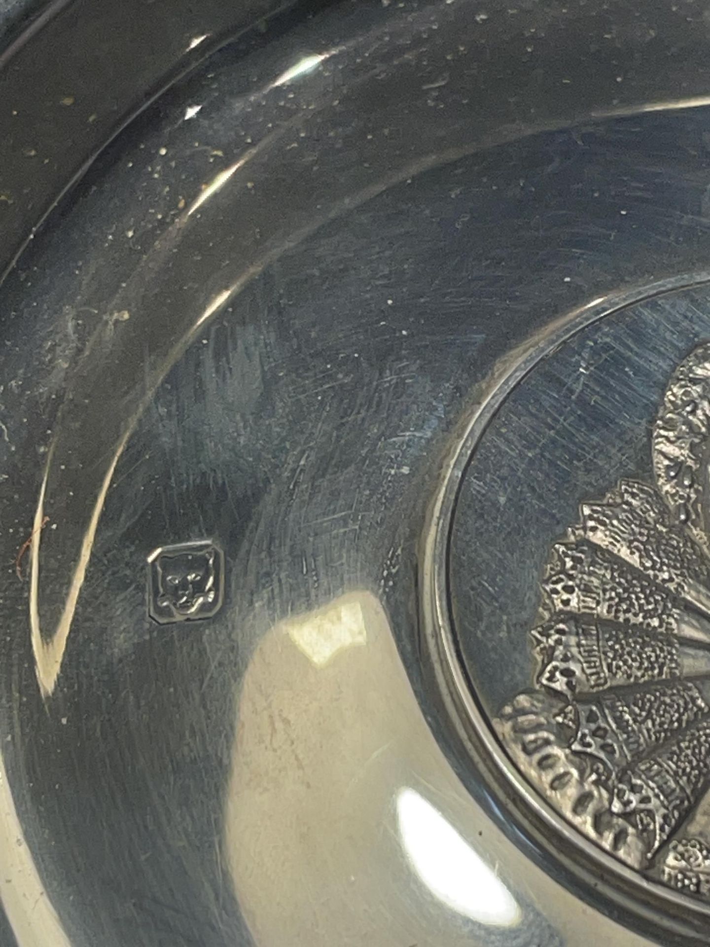 A HALLMARKED LONDON SILVER QUEEN ELIZABETH I ROYAL LINEAGE NO.79 LIMITED EDITION OF 1500 DISH - Image 2 of 5