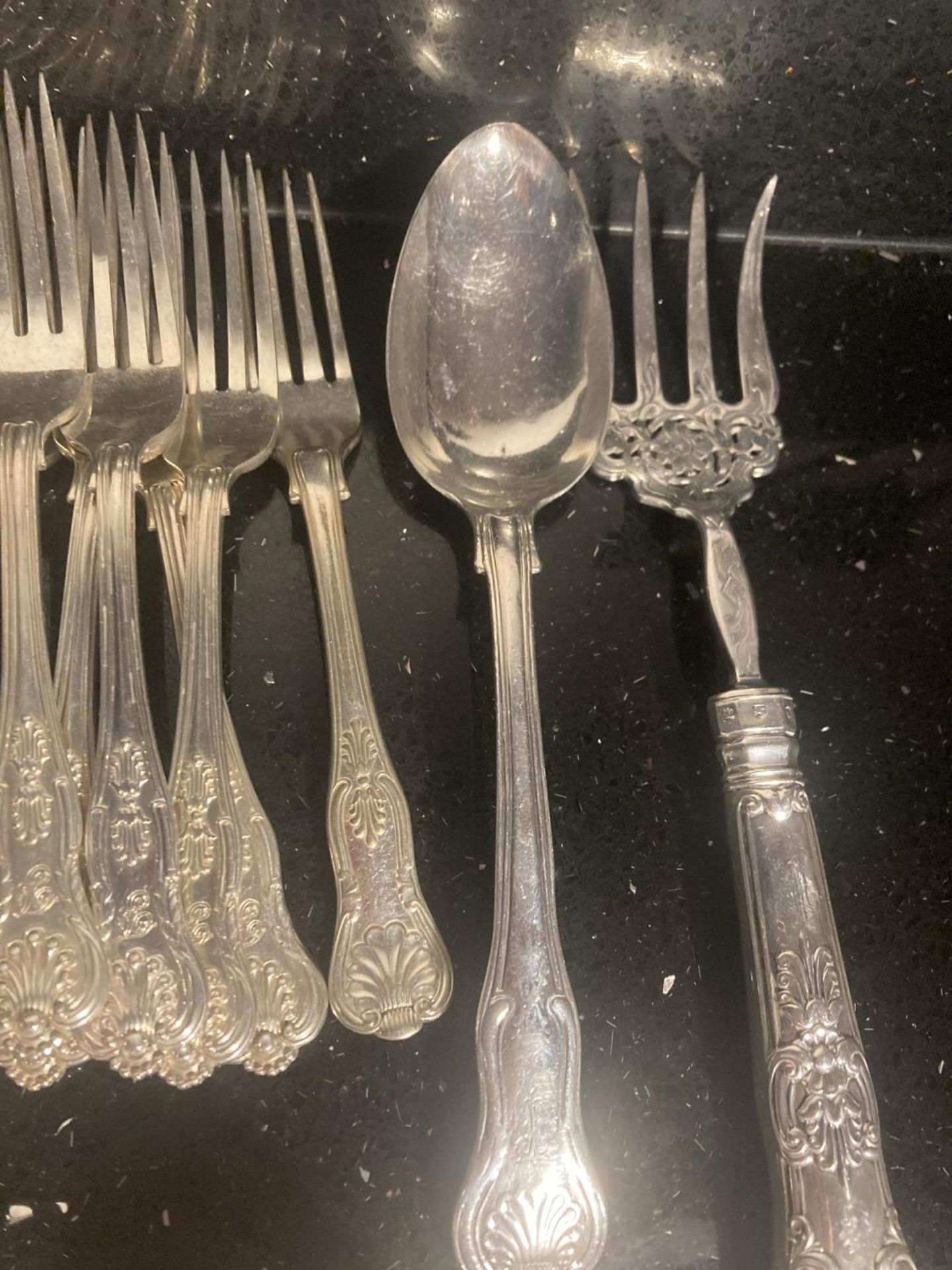 A LARGE QUANTITY OF HALLMARKED SILVER FLATWARE TO INCLUDE FORKS, SPOONS ETC GROSS WEIGHT 2976 GRAMS - Bild 3 aus 6