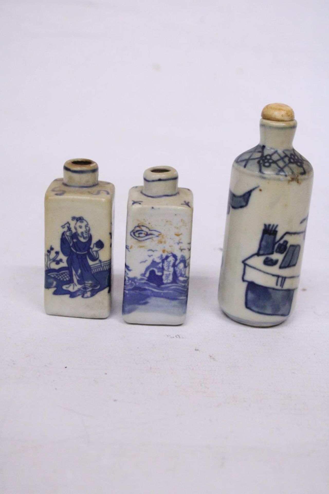A COLLECTION OF BLUE & WHITE CHINESE CERAMICS (6) TO INCLUDE THREE SNUFF BOTTLES WITH MARKS TO THE - Image 2 of 7