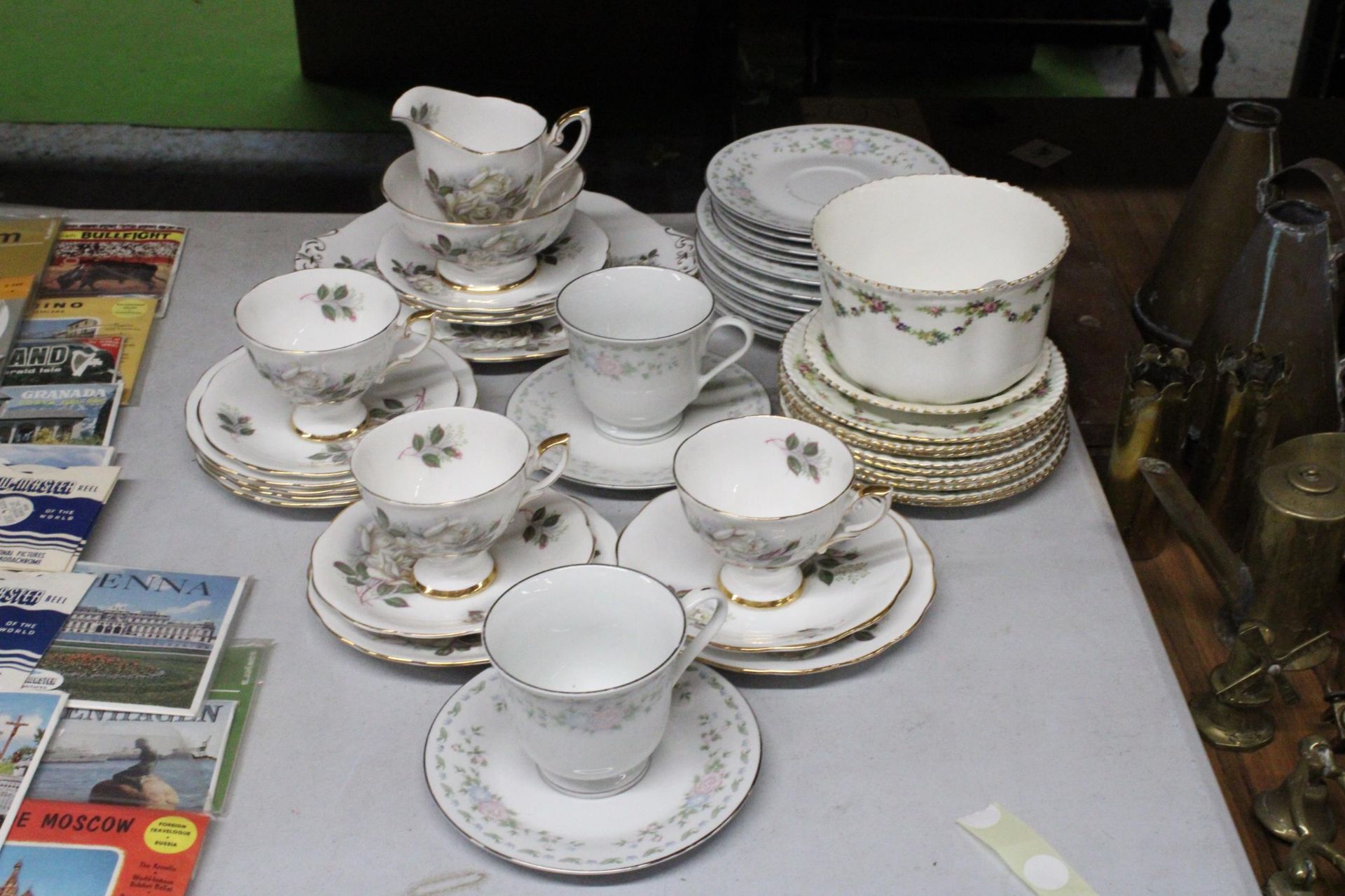 A QUANTITY OF VINTAGE TEAWARE TO INCLUDE ROYAL STANDARD CAKE PLATES, CREAM JUG, SUGAR BOWL, CUPS,