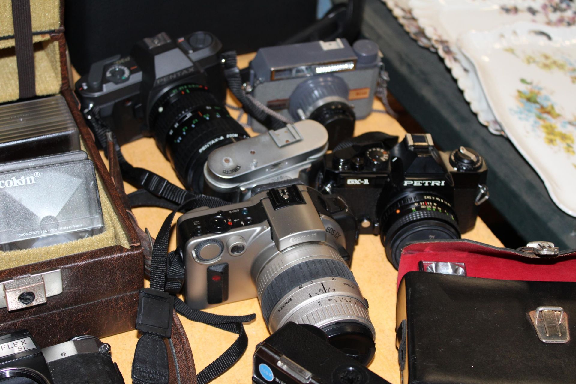A LARGE COLLECTION OF VINTAGE CAMERAS AND ACCESSORIES TO INCLUDE, CANON EOS 1X, PENTAFLEX SL, - Image 2 of 6