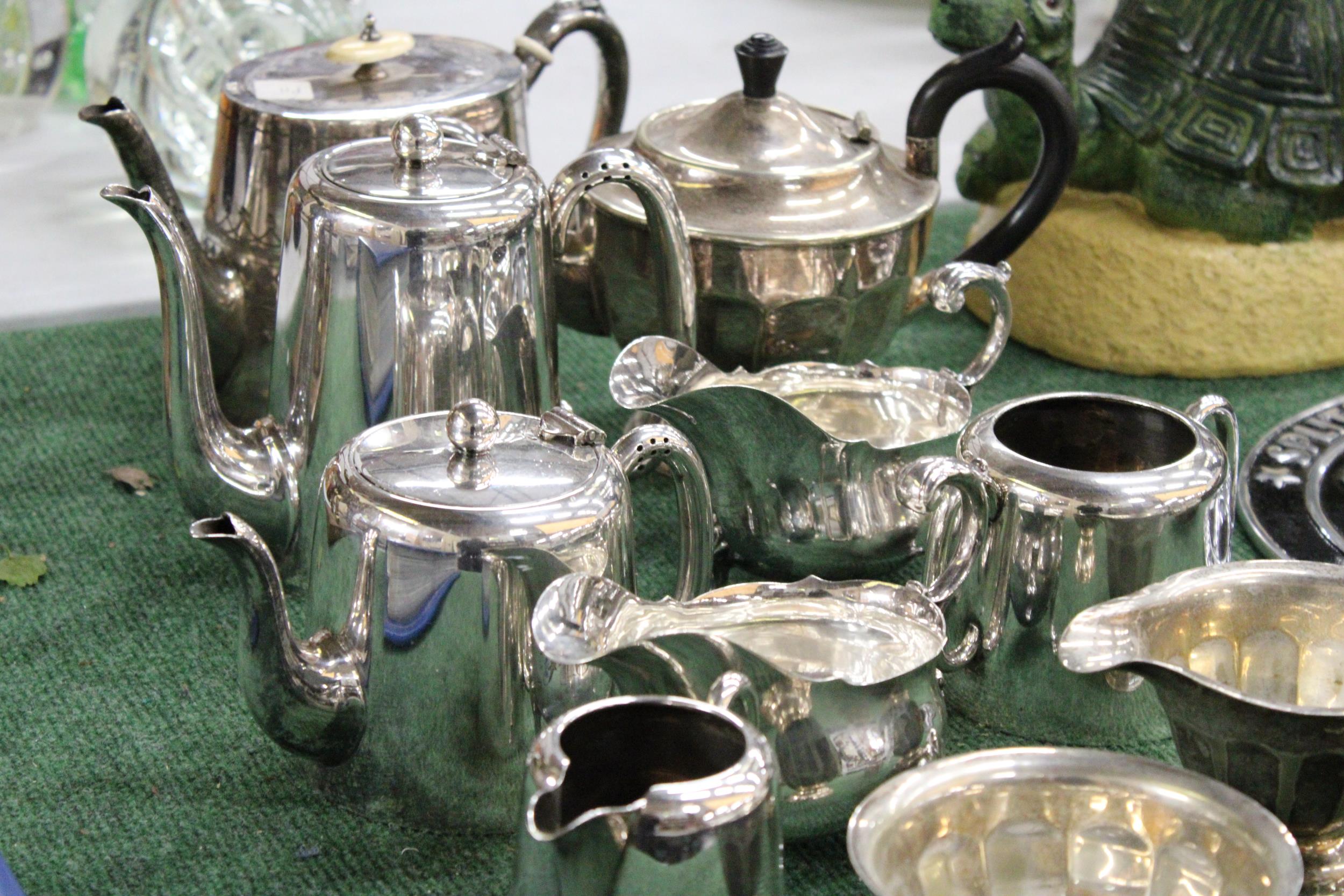 A QUANTITY OF SILVER PLATED ITEMS TO INCLUDE TEAPOTS, COFFEE POT, JUGS, SUGAR BOWLS AND A NAPKIN - Image 3 of 5