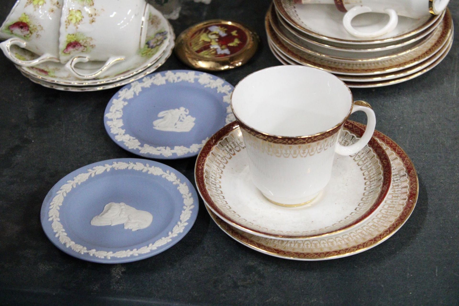 A MIXED LOT OF COLLECTABLES TO INCLUDE WEDGEWOOD, PORTMEIRION, AYNSLEY ETC - Image 2 of 5