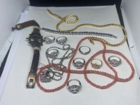 A QUANTITY OF COOSTUME JEWELLERY TO INCLUDE RINGSNECKLACES AND BRACELETS