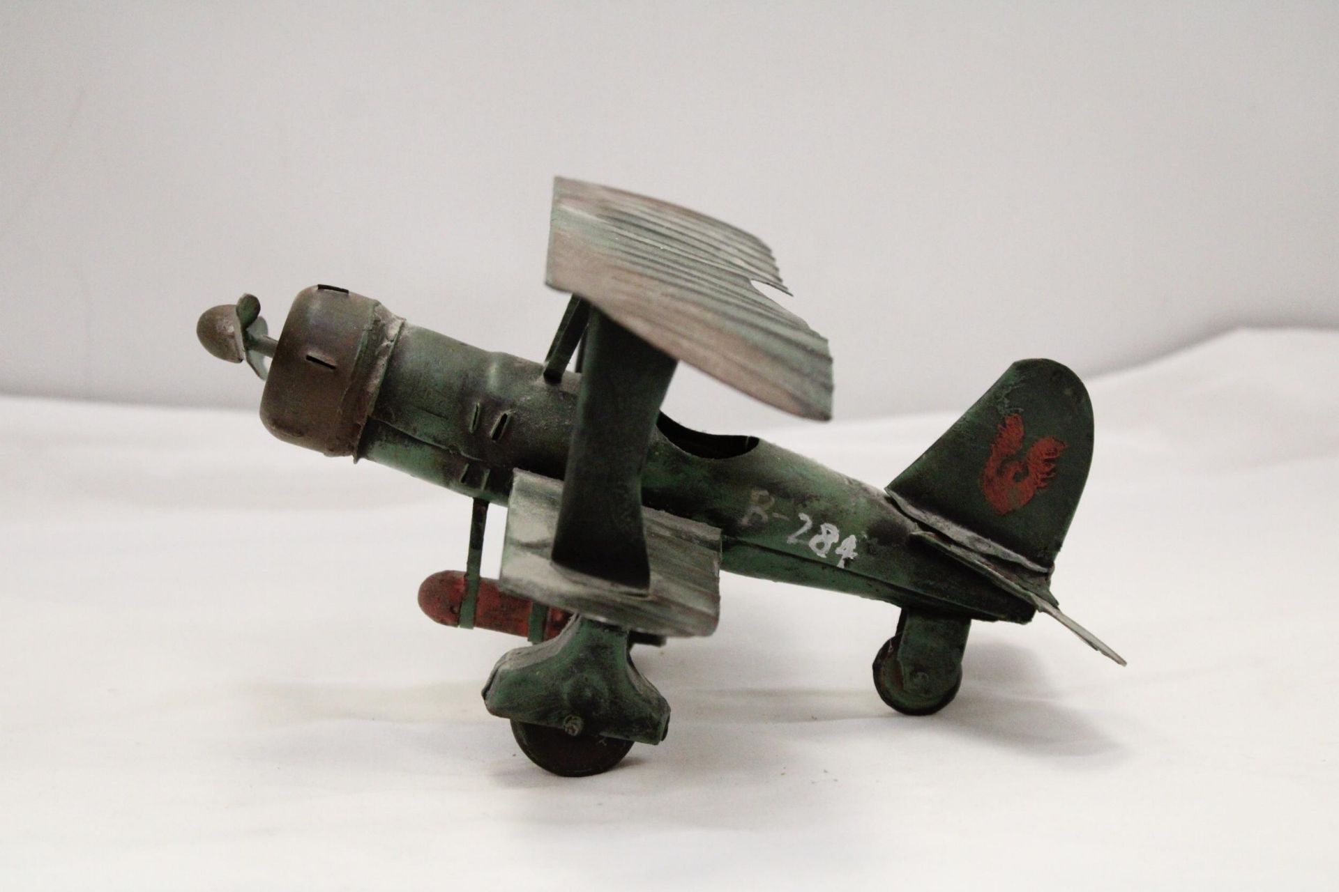 A U.S.A TIN PLATE BI-PLANE APPROXIMATELY 13CM HIGH BY 23CM LONG - Image 4 of 5
